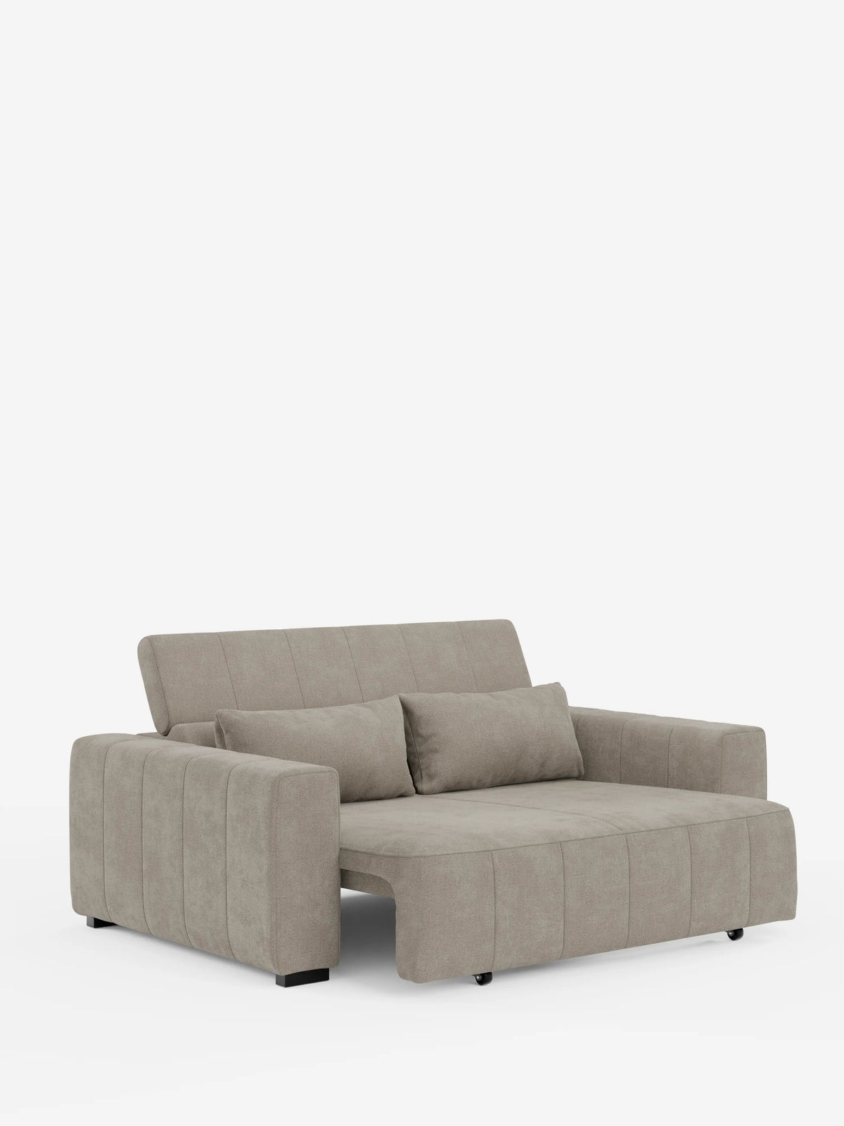 Un divano a 3 posti in stile dorico, dal design contemporaneo e in grigio chiaro, firmato divitt.sbs, caratterizzato da ampi braccioli, uno schienale basso e due cuscini decorativi abbinati. Rivestito in tessuto T23 facile da pulire, questo divano moderno è dotato di sedute estensibili con funzione relax elettrica e poggiatesta regolabili. Qui raffigurato nella sua posizione completamente estesa su uno sfondo bianco, il rivestimento liscio e trapuntato ne esalta il design sofisticato.
