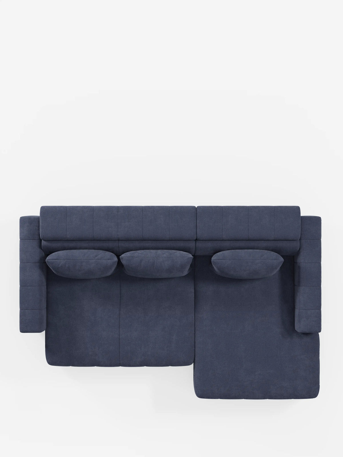 Vista dall'alto del divano angolare dorico con penisola e sedute allungabili con relax elettrico di divitt.sbs, dotato di tre cuscini e di una chaise longue estensibile sul lato destro. Questo moderno divano componibile blu scuro, realizzato in tessuto T23 antimacchia con poggiatesta regolabili, presenta un design pulito e squadrato e offre un comfort eccezionale. Immagine su sfondo bianco.