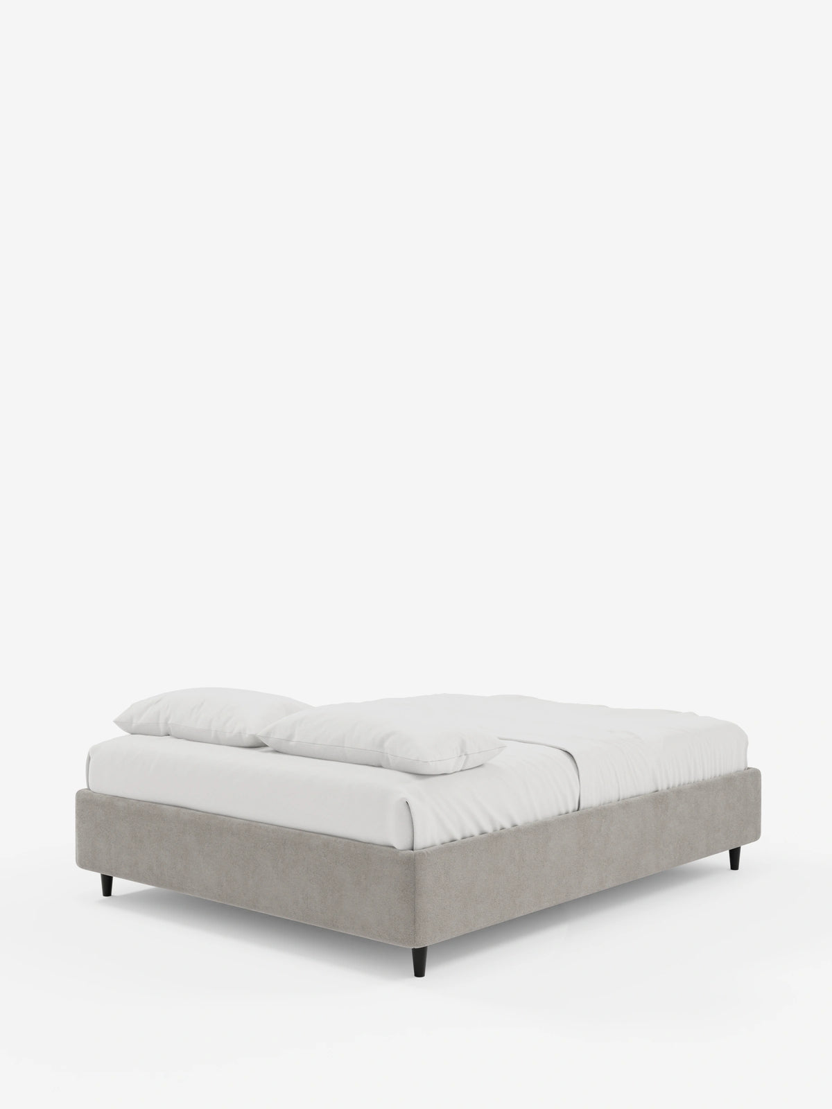 Il letto sommier imbottito ERON con contenitore in tessuto impermeabile certificato Oeko-Tex è un letto imbottito beige dal profilo basso con gambe corte nere, abbinato a lenzuola bianche immacolate e due cuscini su uno sfondo chiaro.