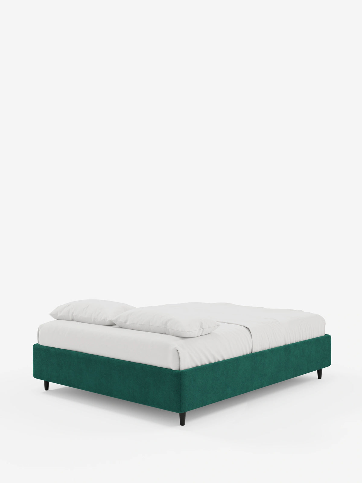 Un letto sommier imbottito ERON con contenitore, rivestito in tessuto impermeabile certificato Oeko-Tex color verde smeraldo intenso, caratterizzato da un profilo basso, gambe affusolate scure e lenzuola bianchissime, spicca su uno sfondo bianco.
