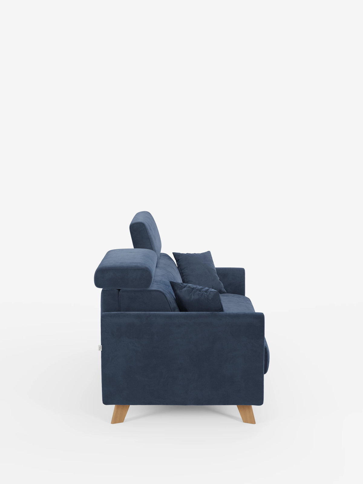Su uno sfondo bianco è raffigurata una vista di profilo del divano letto Francy con poggiatesta regolabili di divitt.sbs. Questo divano dal design moderno e minimalista presenta un rivestimento in tessuto T30 blu scuro, facile da pulire, gambe in legno, due cuscini di seduta e poggiatesta regolabili. Il rivestimento è completamente sfoderabile per una maggiore praticità.
