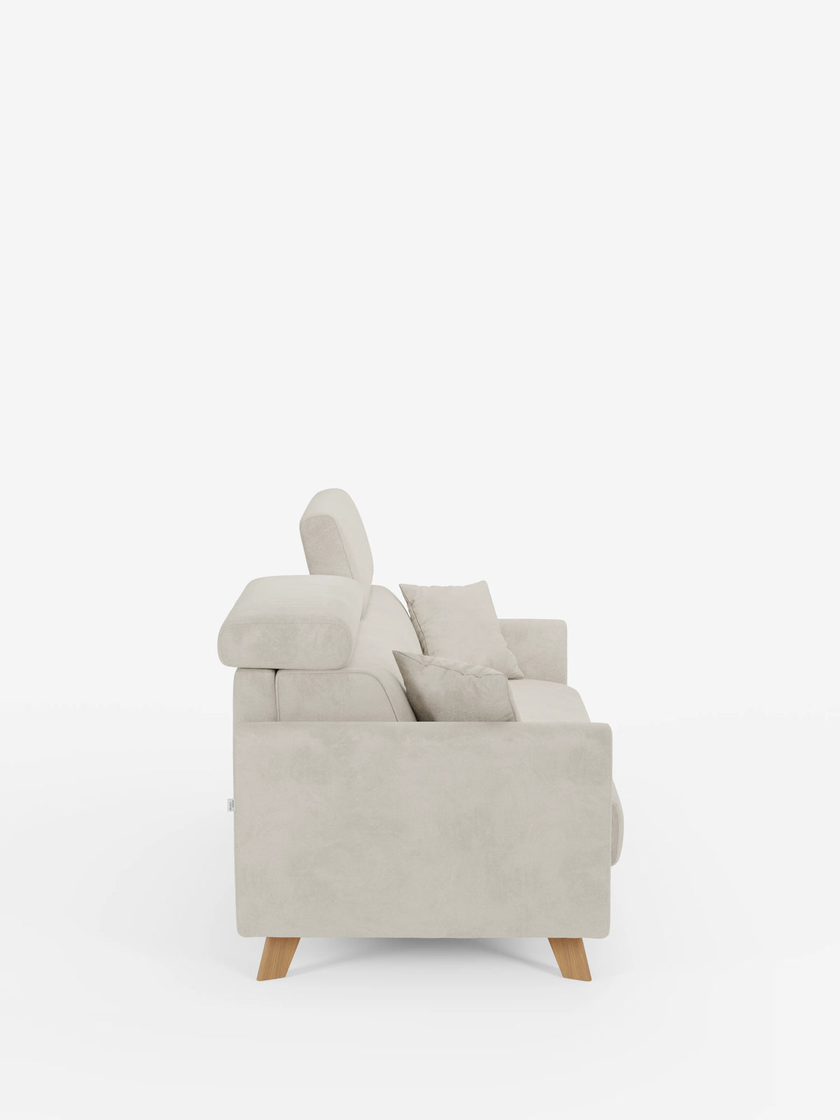 Vista laterale del divano letto Francy con poggiatesta regolabili di divitt.sbs, un moderno divano a tre posti color beige chiaro con gambe in legno, poggiatesta regolabili e due cuscini quadrati abbinati, rivestito in elegante tessuto T30 sfoderabile e antimacchia, su uno sfondo bianco a tinta unita.