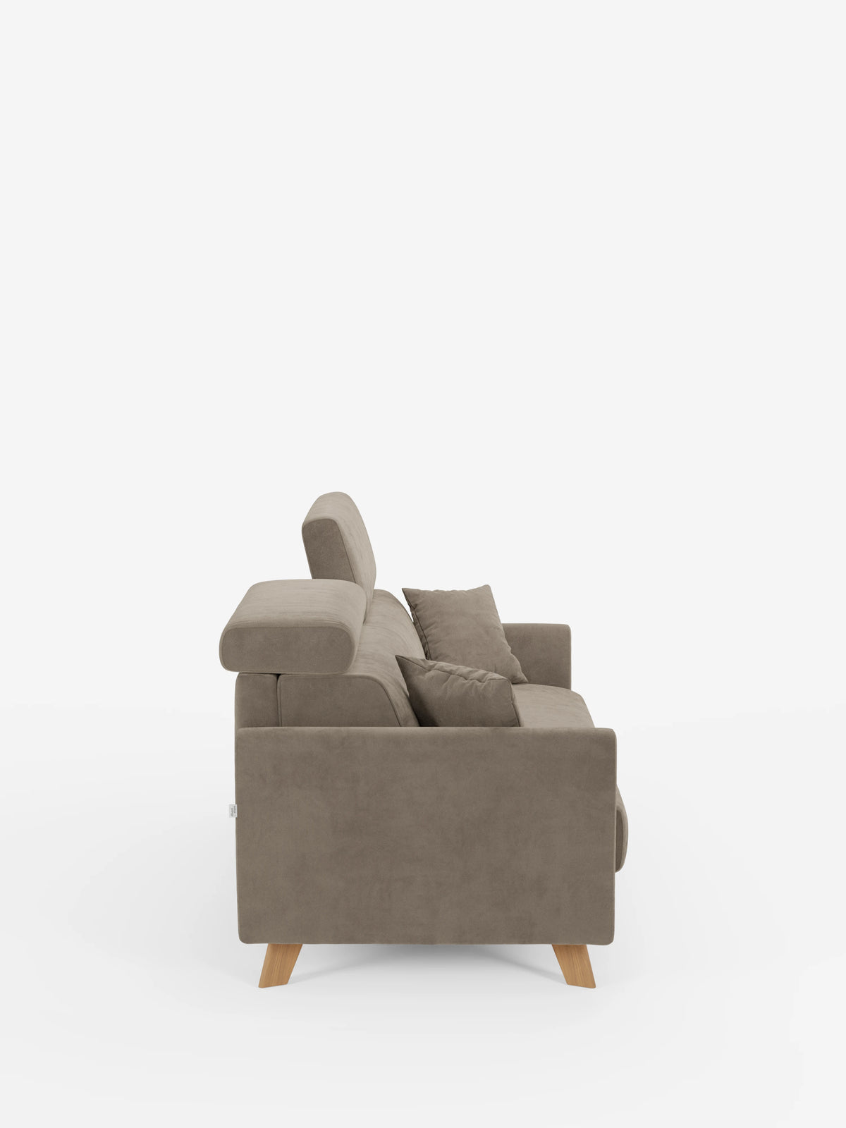 Vista laterale del divano letto Francy con poggiatesta regolabili di divitt.sbs, caratterizzato da un moderno rivestimento beige in tessuto T30, 100% sfoderabile ed elegantemente resistente alle macchie. Il divano presenta gambe in legno, due ampi cuscini di seduta, poggiatesta regolabili e due cuscini quadrati, il tutto su uno sfondo bianco a tinta unita. Le sue linee slanciate e i materiali morbidi incarnano uno stile moderno e creano un’estetica minimalista, rendendolo un versatile divano a 2 e 3
