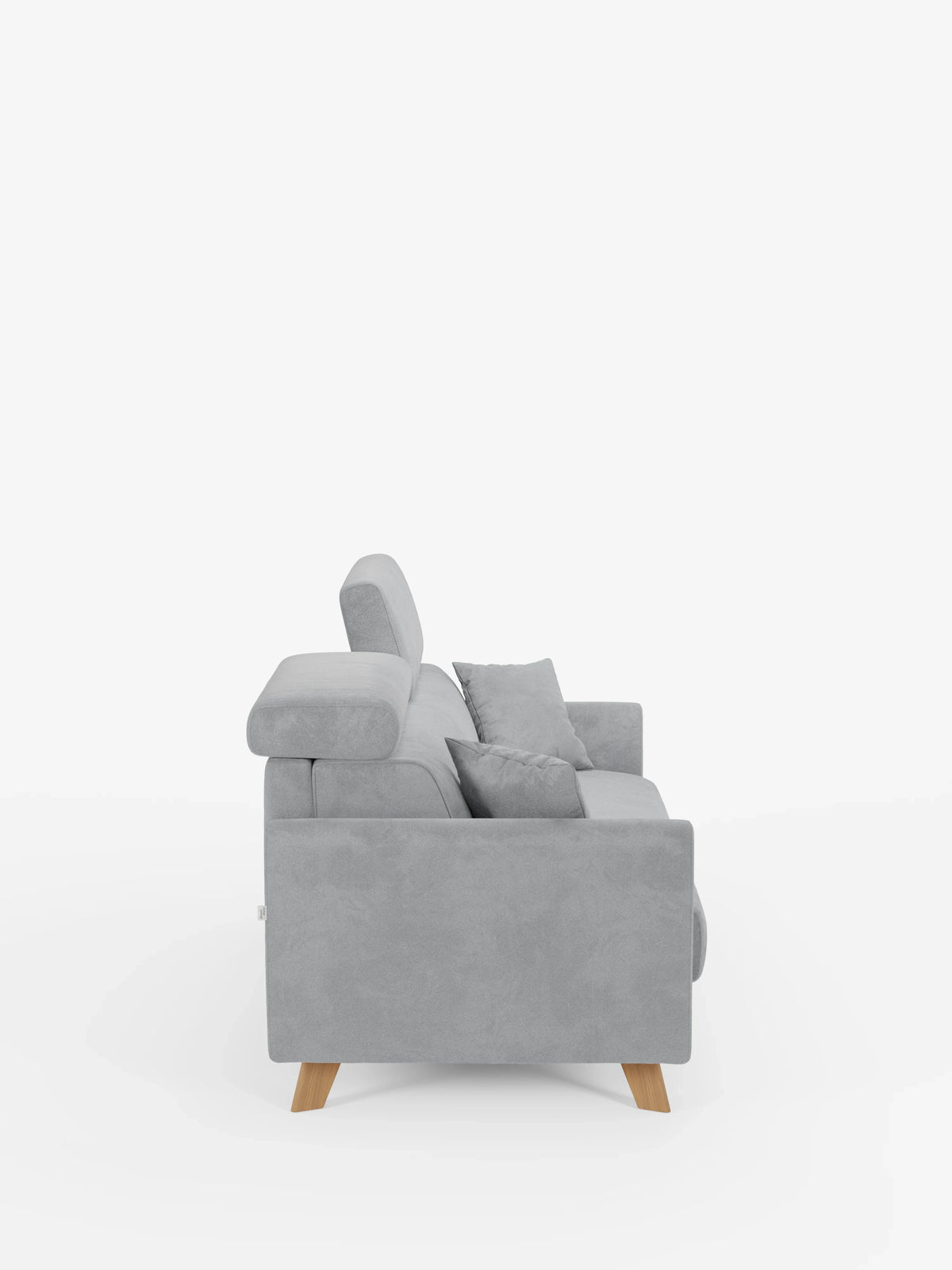 Vista laterale del divano letto Francy con poggiatesta regolabili di divitt.sbs, rivestito in un elegante tessuto T30 grigio chiaro resistente alle macchie. Questo moderno divano a tre posti presenta gambe in legno, poggiatesta regolabili, due piccoli cuscini quadrati e un design pulito e minimalista. Presentato su uno sfondo bianco a tinta unita per metterne in risalto la forma e le caratteristiche.