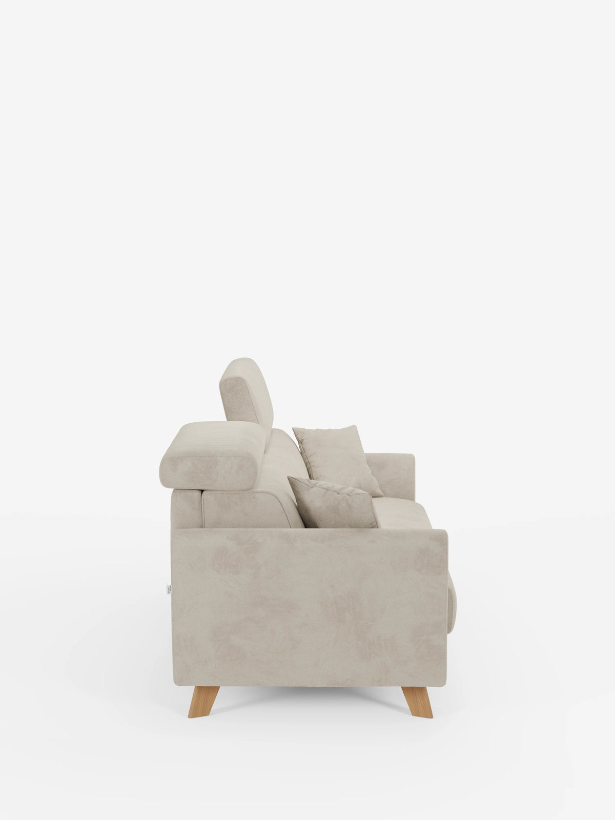Vista laterale del divano letto Francy con poggiatesta regolabili di divitt.sbs, un moderno divano a tre posti color beige dotato di due cuscini di seduta rettangolari, due cuscini dello schienale quadrati e due cuscini decorativi. Questo divano completamente sfoderabile è rivestito in elegante tessuto T30 resistente alle macchie e presenta gambe in legno leggermente inclinate e poggiatesta regolabili, il tutto su uno sfondo bianco a tinta unita.