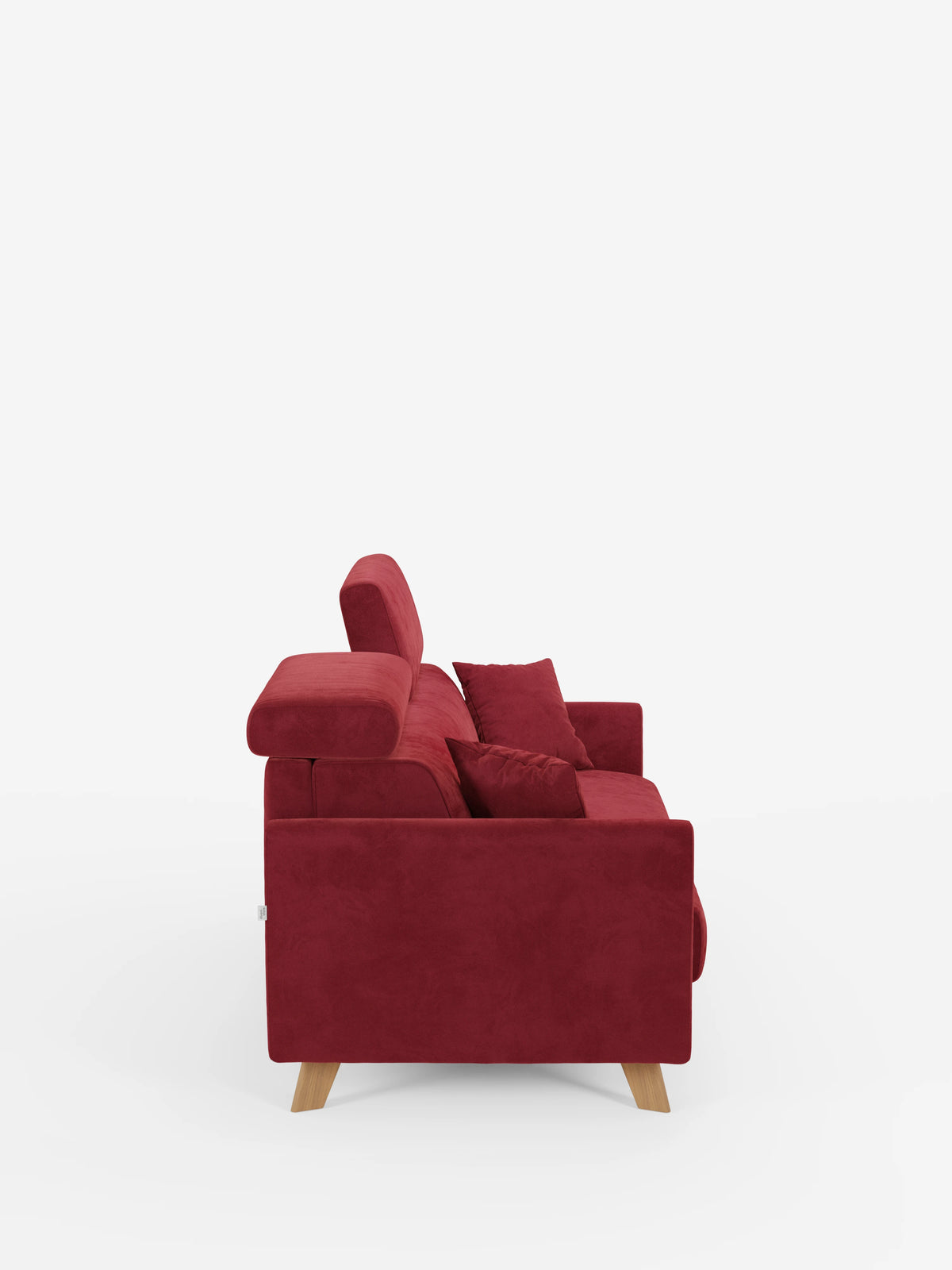 Una vista laterale del divano letto Francy con poggiatesta regolabili di divitt.sbs, qui presentato in una moderna finitura rossa con due cuscini, un poggiatesta regolabile e gambe corte in legno. Il design elegante e contemporaneo del divano risalta sullo sfondo bianco a tinta unita, mettendo in evidenza il rivestimento sfoderabile al 100% realizzato in elegante tessuto T30 resistente alle macchie.