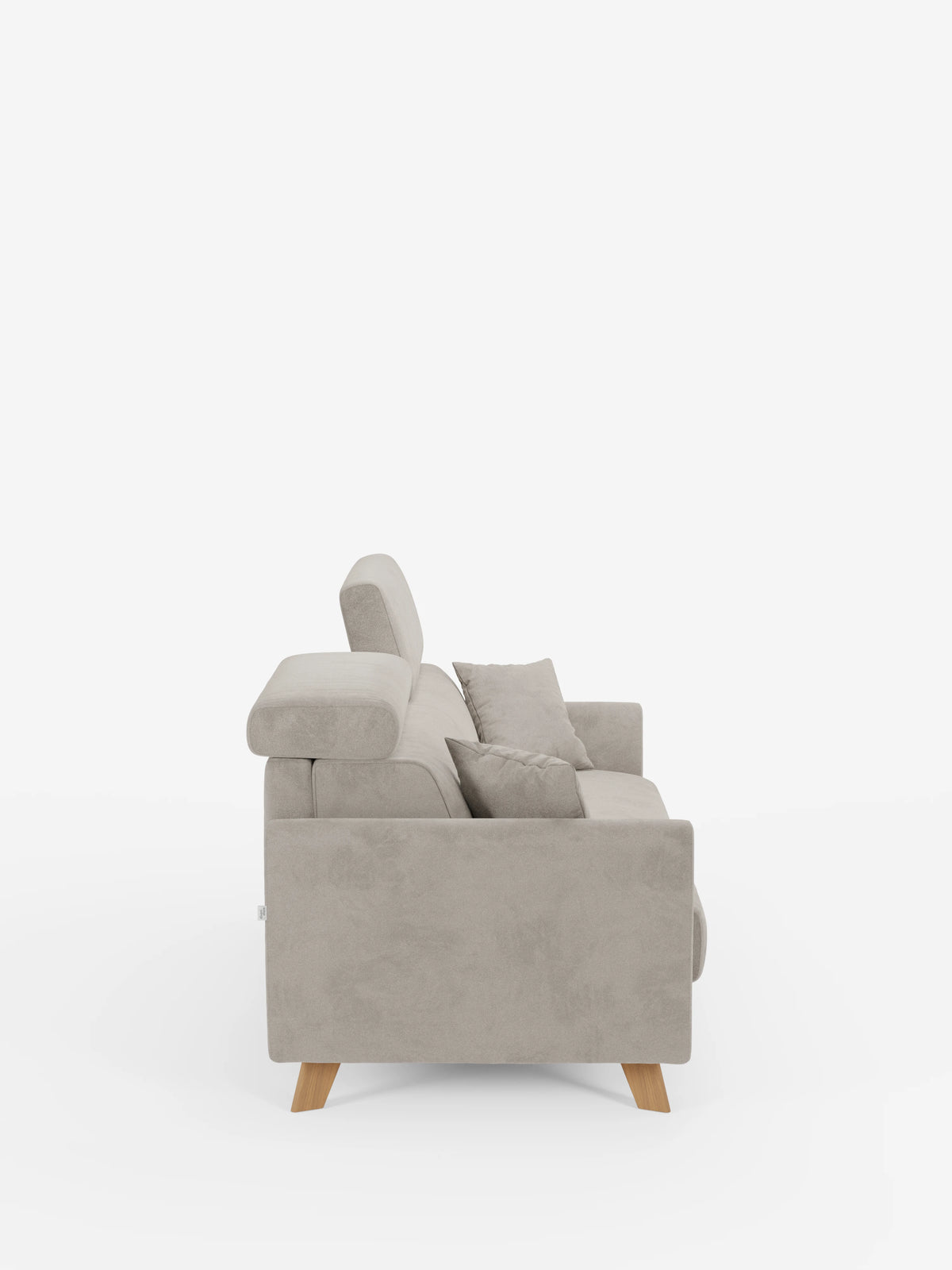 Vista laterale del divano letto Francy con poggiatesta regolabili di divitt.sbs, completamente sfoderabile e rivestito in elegante tessuto T30 grigio chiaro antimacchia, con gambe in legno e due cuscini coordinati sulla seduta, su uno sfondo bianco a tinta unita.