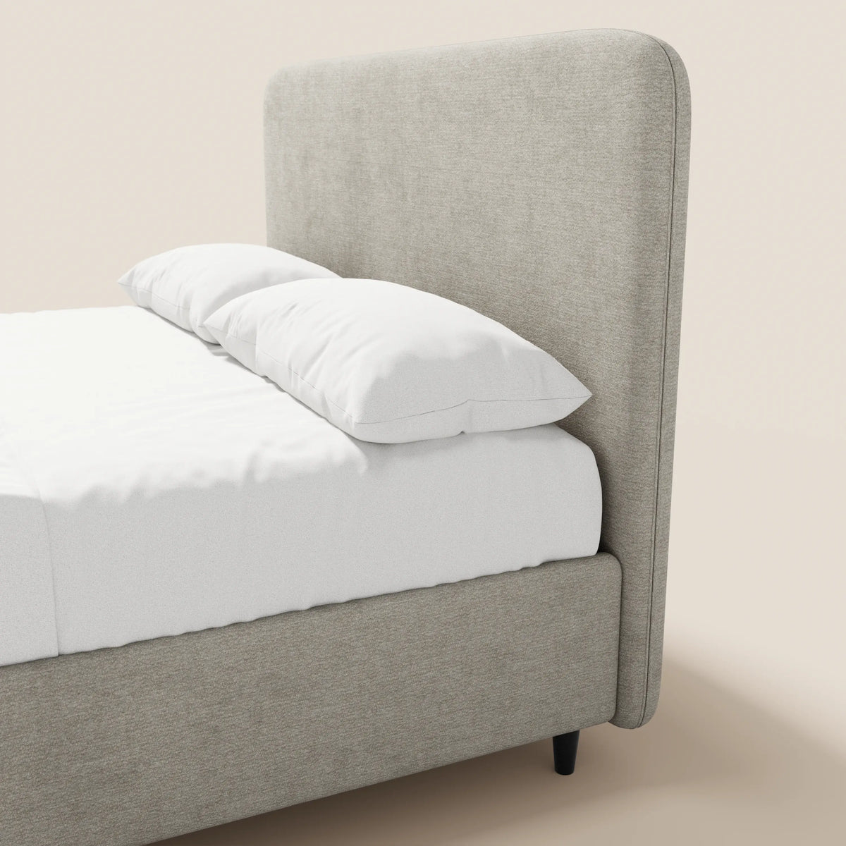 Il letto imbottito KAELOS minimal di Letti.store presenta una struttura rivestita in ciniglia grigio chiaro, gambe alte, una testiera imbottita ad arco e un pratico vano contenitore: perfetto per gli spazi minimalisti.