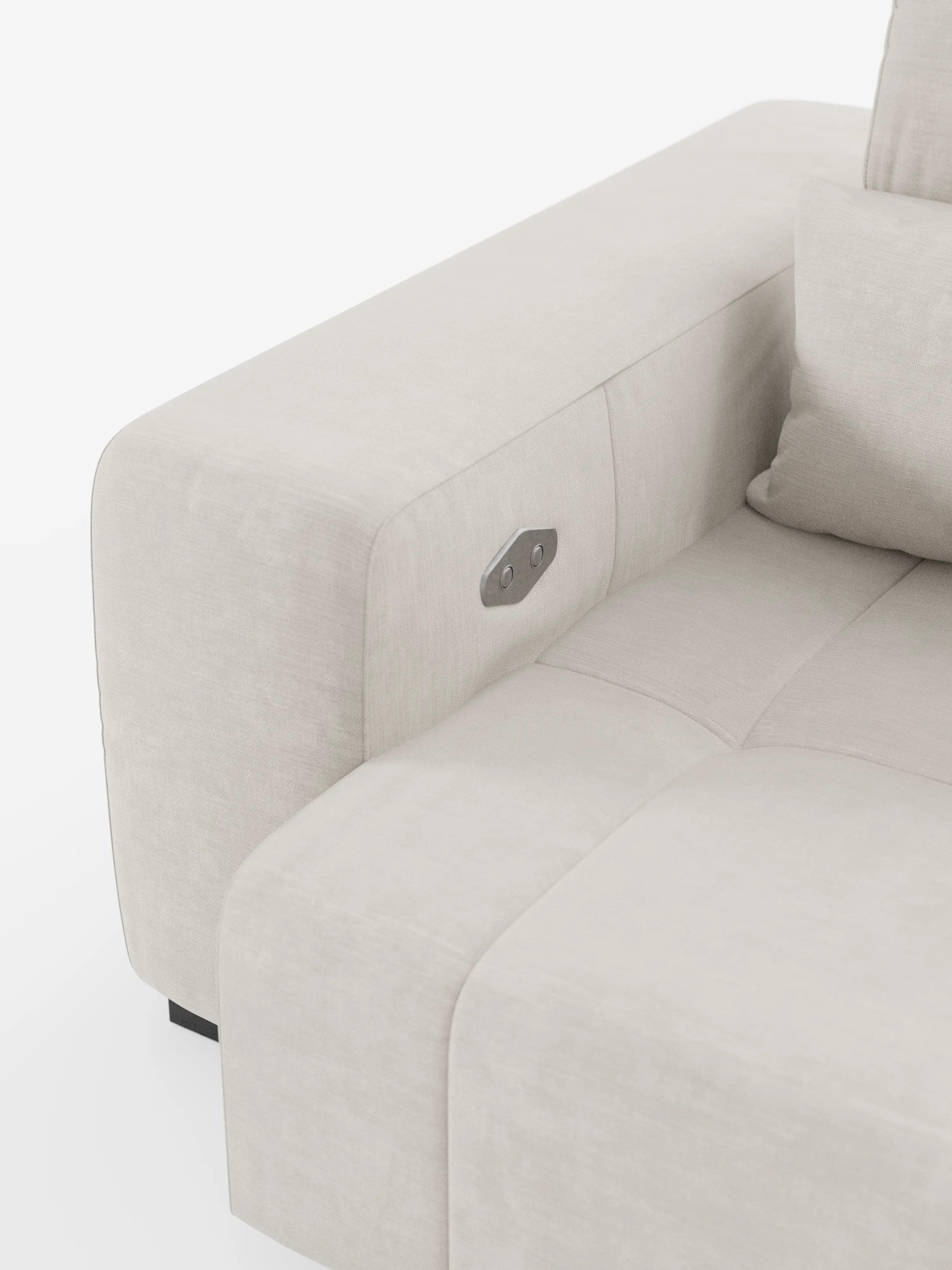 Un primo piano del divano Monarch con relax elettrico per l’allungamento delle sedute e poggiatesta reclinabile in morbido tessuto smacchiabile T31 di divitt.sbs mette in risalto i braccioli in tessuto beige chiaro, dotati di un pannello di comando in metallo integrato. Il cuscino della seduta e il cuscino coordinato mettono in risalto le cuciture eleganti e pulite e un design minimalista su uno sfondo bianco, catturando perfettamente l’essenza di un divano contemporaneo.