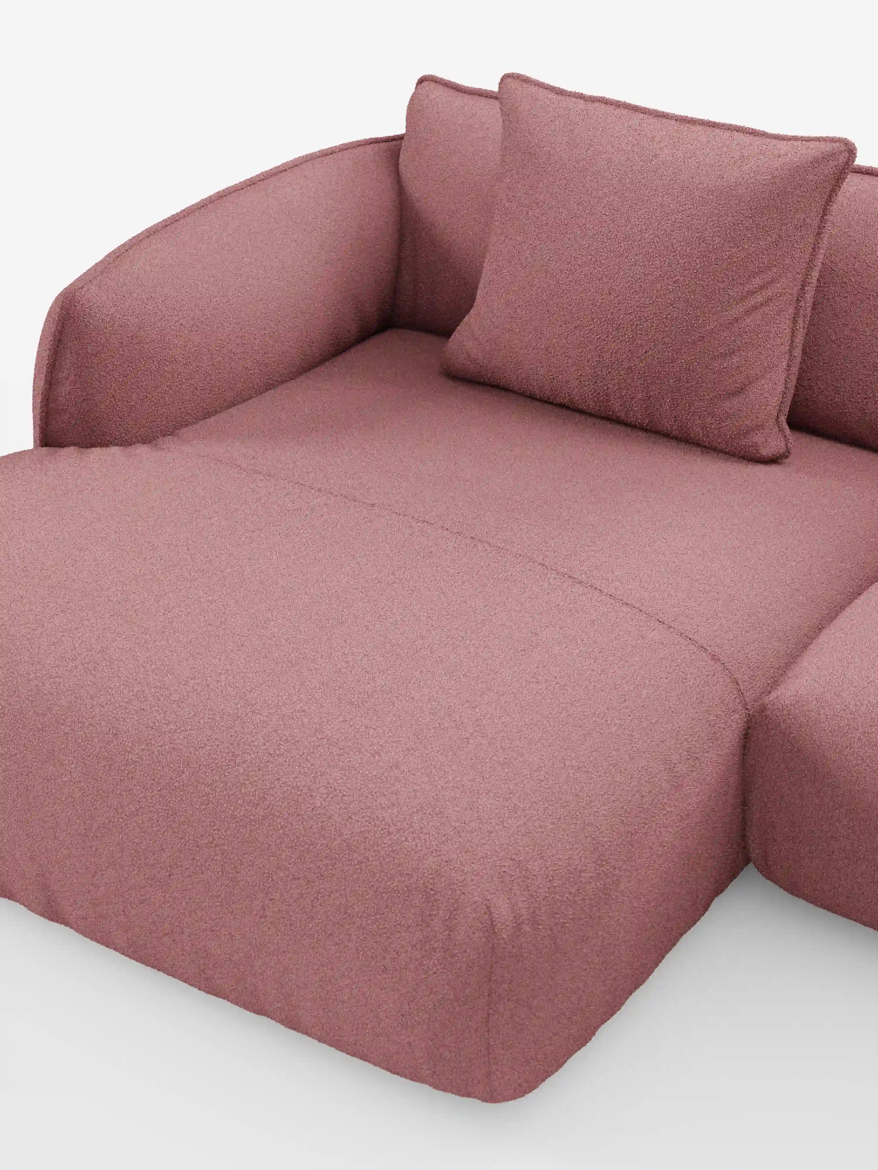 Un primo piano del divano angolare panoramico componibile Nimbus con penisola e angolo in tessuto smacchiabile T33 di divitt.sbs, caratterizzato da un morbido rivestimento color malva realizzato in Italia. Il design moderno presenta braccioli arrotondati e un cuscino quadrato abbinato su uno sfondo bianco a tinta unita, con un tessuto testurizzato che ne sottolinea il carattere accogliente e invitante.