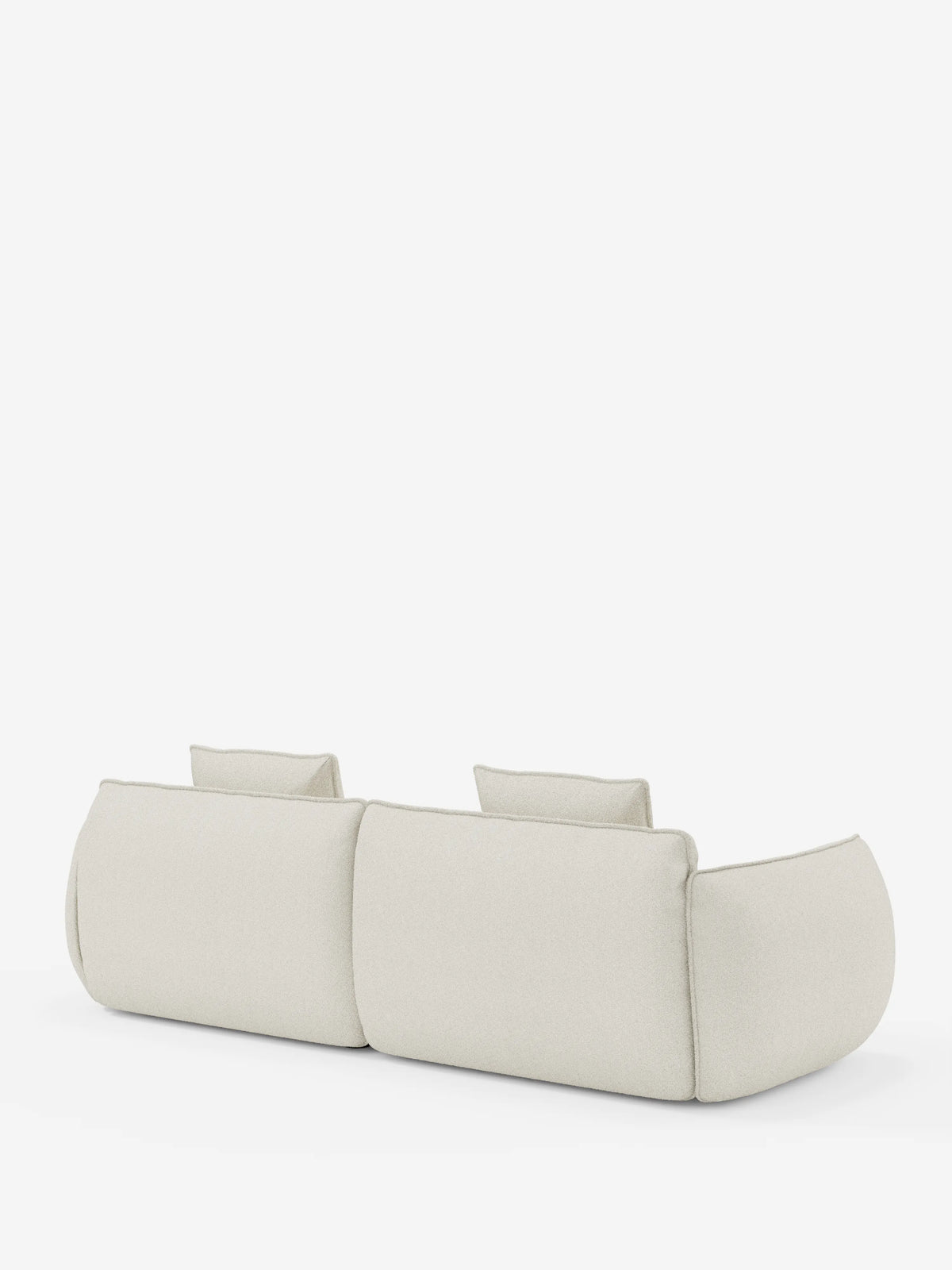 Un moderno divano Nimbus a 3 posti, modulare e componibile, di divitt.sbs, realizzato in tessuto T33 resistente alle macchie, effetto cotone, color beige chiaro, è ripreso nella vista posteriore. Presenta bordi arrotondati e due poggiatesta rettangolari. Il rivestimento appare liscio e il divano è posizionato su uno sfondo bianco semplice, senza gambe o decorazioni visibili.