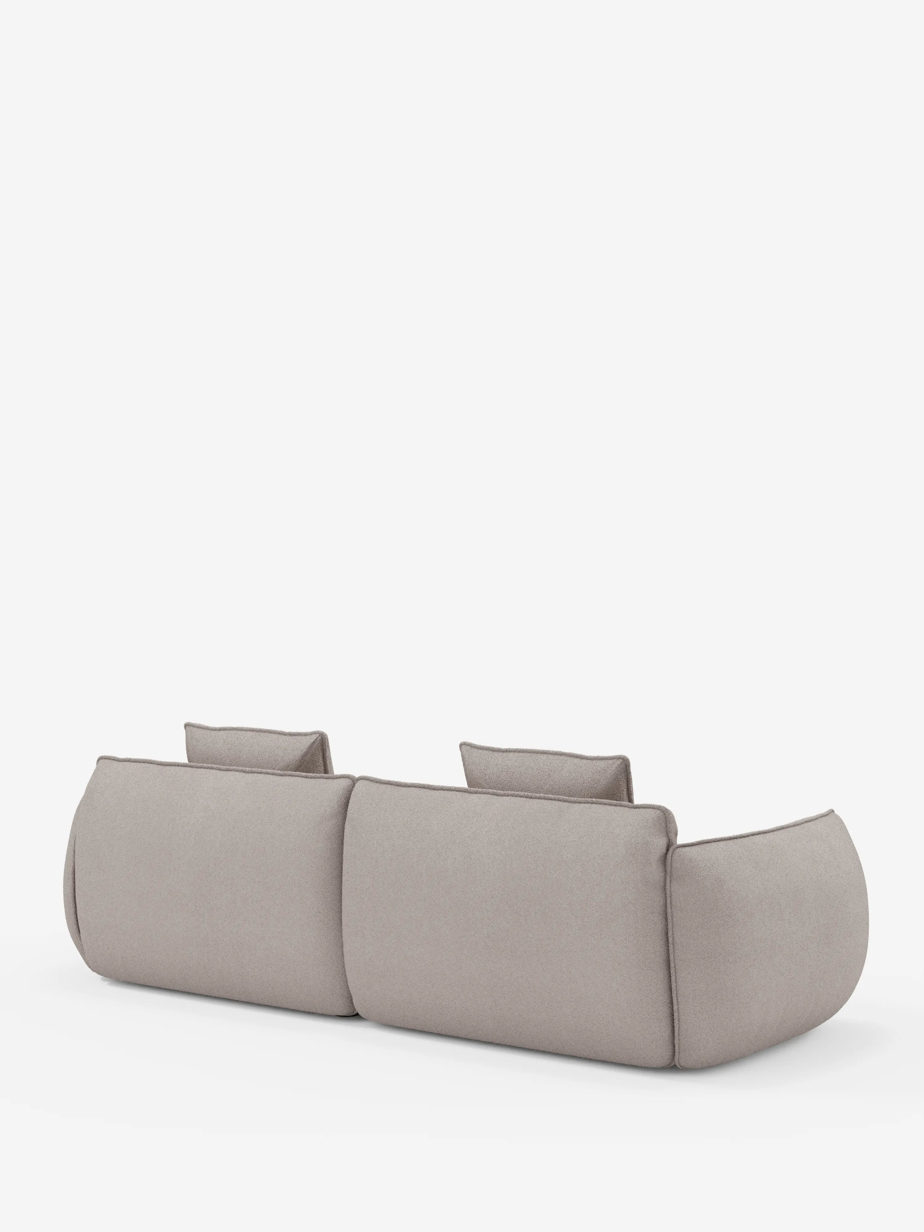 Un moderno divano modulare a 3 posti Nimbus di divitt.sbs in grigio chiaro, rivestito con tessuto sfoderabile effetto cotone antimacchia (t33), visto dal retro e caratterizzato da due ampie sezioni di seduta arrotondate con poggiatesta rettangolari dal profilo basso, su uno sfondo bianco a tinta unita.
