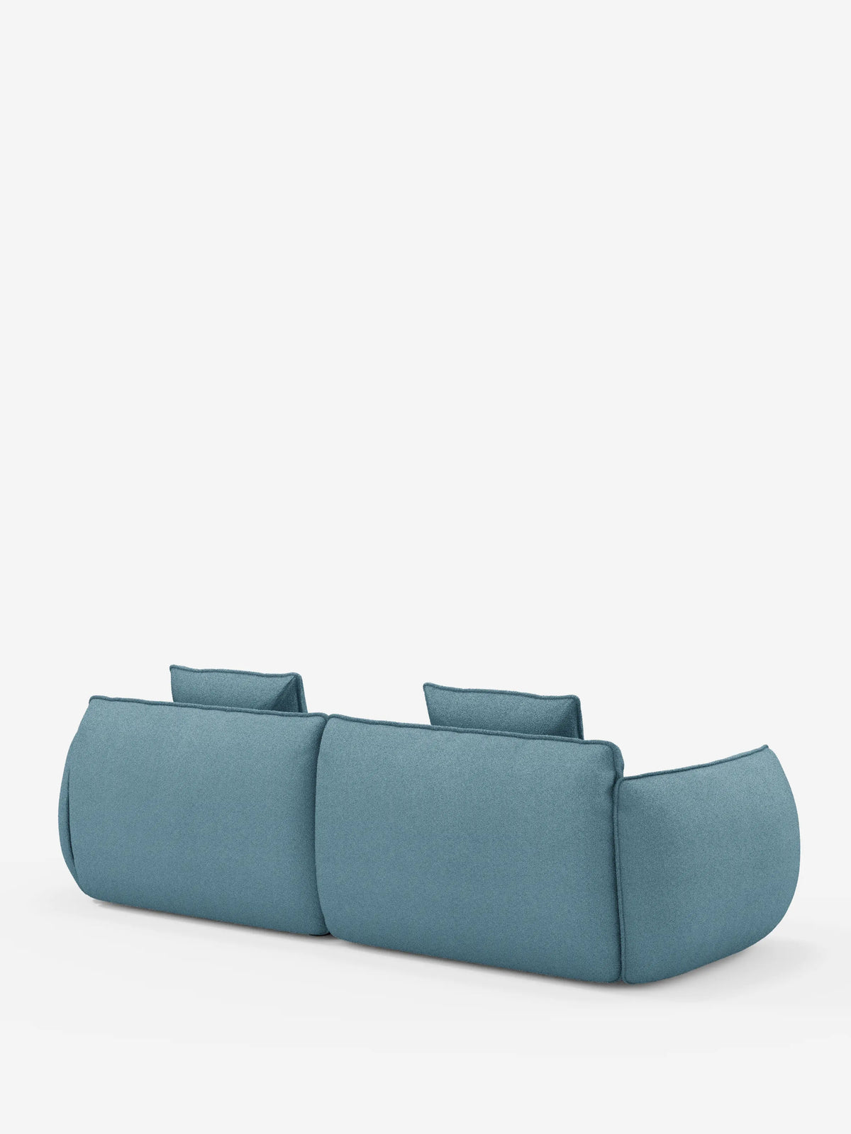 Il divano Nimbus, un modello moderno e minimalista a 3 posti, modulare e componibile di divitt.sbs, lungo 250 cm, è raffigurato di retro in una tonalità di blu tenue, rivestito in tessuto smacchiabile effetto cotone T33. Il design presenta bordi arrotondati, braccioli bassi, cuscini morbidi e due poggiatesta. Lo sfondo è bianco a tinta unita.