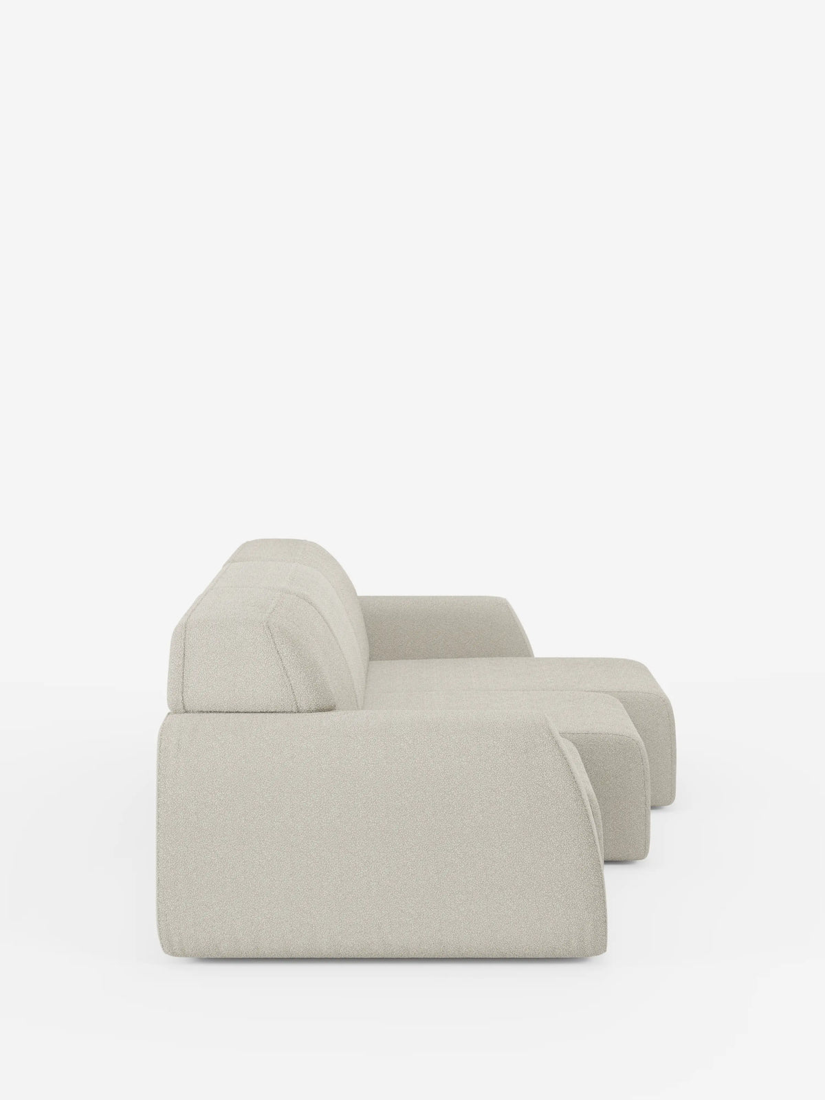 Vista laterale del divano Orbit con 3 sedute scorrevoli e allungabili di divitt.sbs, rivestito in tessuto smacchiabile T33 effetto cotone. Questo divano moderno, in beige chiaro, presenta ampi braccioli, cuscini morbidi e linee pulite e minimaliste. Dotato di sedute completamente scorrevoli e allungabili e di un design interamente sfoderabile per una facile manutenzione, il divano si staglia su uno sfondo bianco senza cuciture, che ne esalta la morbida consistenza e il fascino contemporaneo.