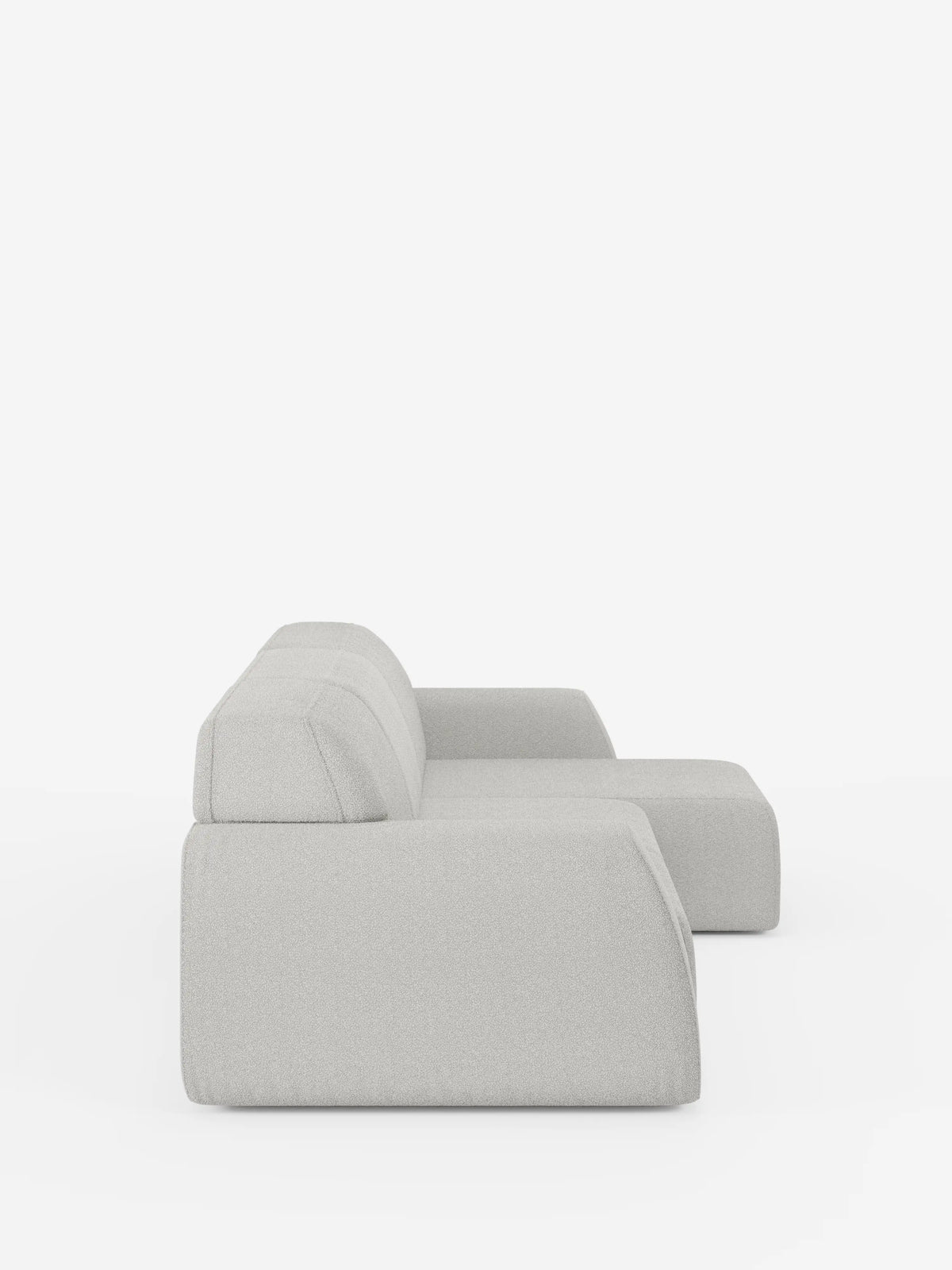 Minimalista e moderno, il divano angolare Orbit con penisola reversibile e tutte le sedute allungabili in tessuto smacchiabile effetto cotone T33 di divitt.sbs è raffigurato di profilo su uno sfondo bianco. Questo divano modulare si caratterizza per le linee pulite, il profilo ribassato, il morbido rivestimento antimacchia effetto cotone e le forme geometriche con chaise longue reversibile, che gli conferiscono un look elegante e contemporaneo.