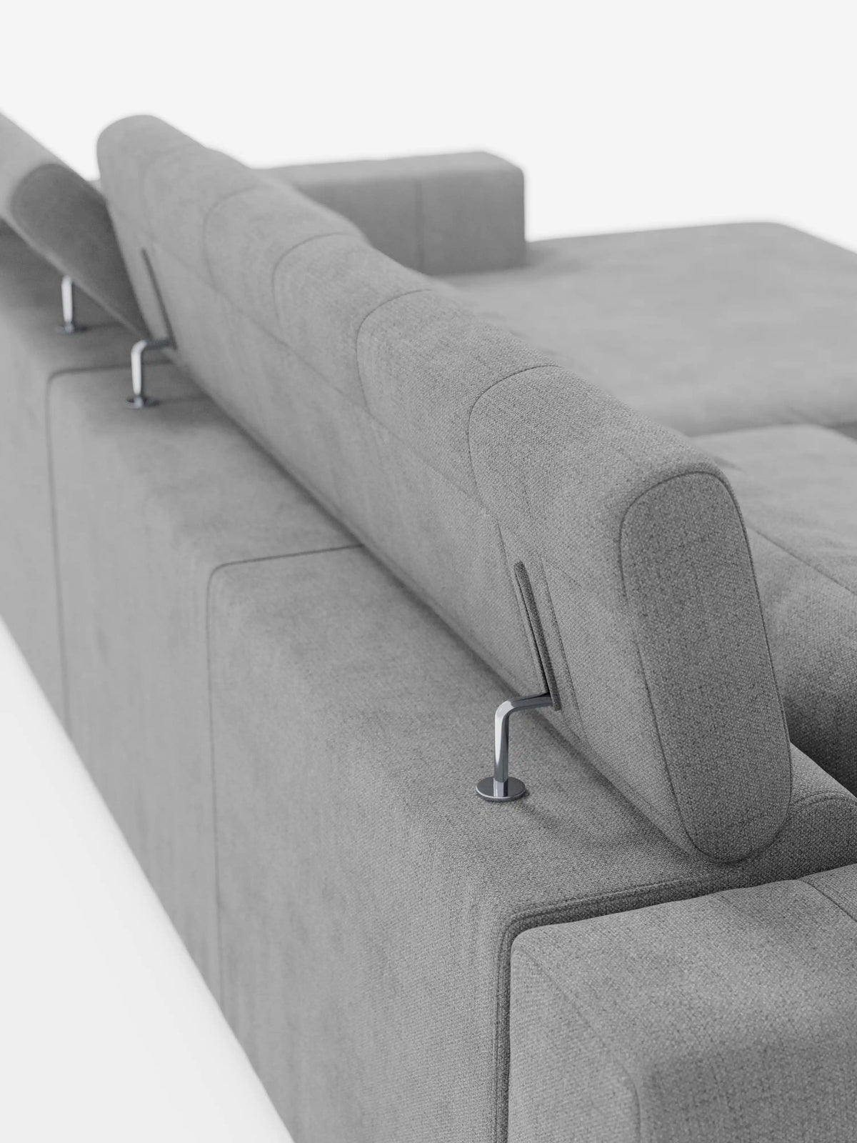 Primo piano del divano angolare dorico con penisola e sedute allungabili di divitt.sbs, che mette in risalto il suo moderno rivestimento in tessuto T23 grigio e resistente alle macchie. L’immagine mette in risalto lo schienale e i poggiatesta reclinabili regolabili elettricamente, montati su eleganti aste metalliche. Le linee pulite e rettangolari del divano evocano un’estetica raffinata, mentre lo sfondo bianco minimalista ne sottolinea il design contemporaneo.