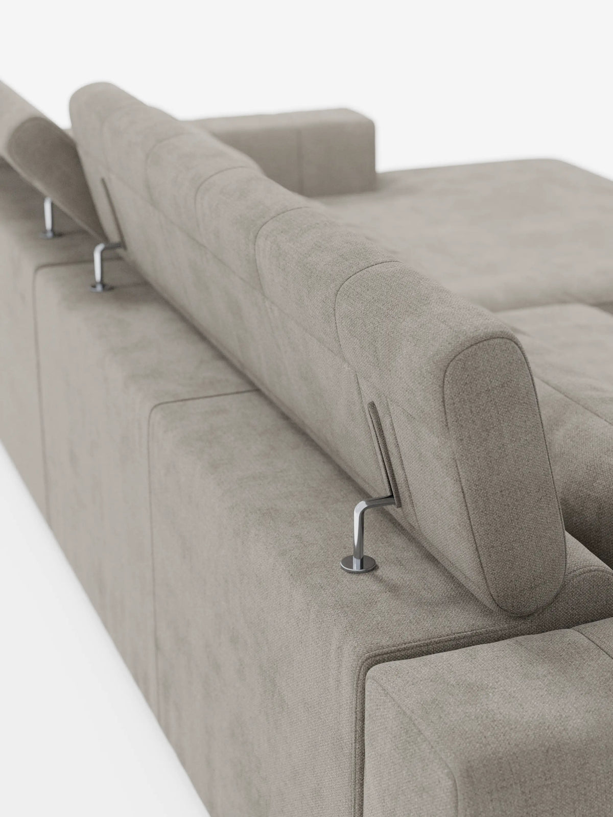 Un primo piano del divano angolare Doric con penisola e sedute allungabili con relax elettrico di divitt.sbs, realizzato in tessuto T23 grigio chiaro, facile da pulire, e dotato di poggiatesta regolabili sostenuti da eleganti aste metalliche. L'immagine mette in risalto la parte posteriore e laterale del divano, esaltandone le linee pulite, la morbida consistenza e il design minimalista su uno sfondo bianco.