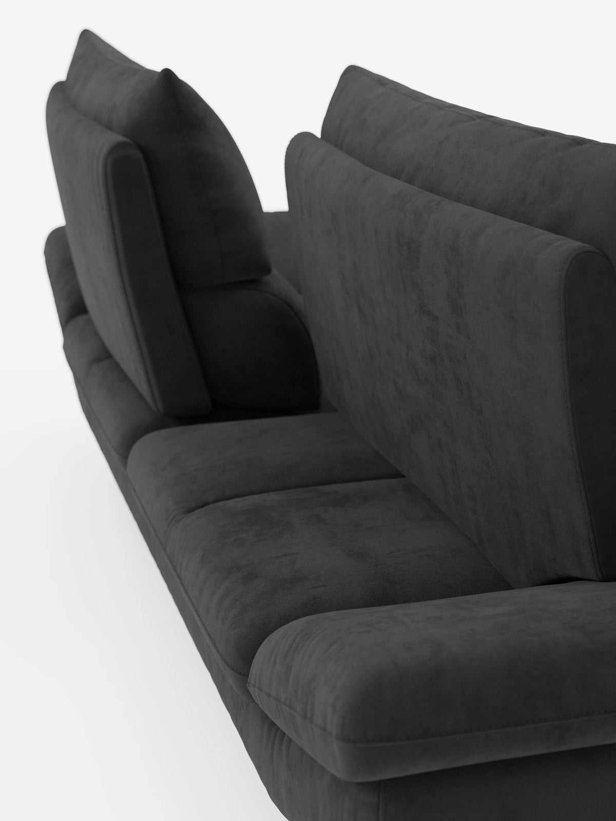 Un primo piano dell’Eclipse Divano dal design moderno di divitt.sbs, un raffinato divano disponibile nella versione a 2 o 3 posti, rivestito in elegante microfibra T11 resistente alle macchie. L’immagine mette in risalto la morbida seduta, gli schienali regolabili (schienali traslanti) e i braccioli da un’angolazione che esalta i piedini alti e le linee minimaliste su uno sfondo bianco a tinta unita, sottolineando l’eleganza contemporanea di questo divano firmato divitt.sbs.