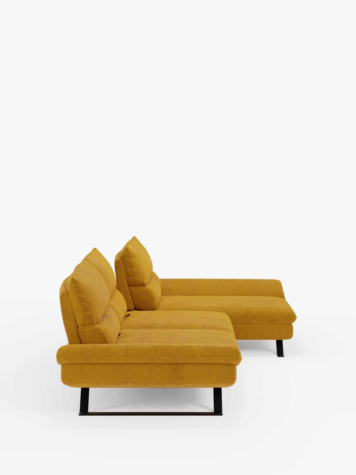 Due moderni divani imbottiti color giallo senape della collezione Eclipse di divitt.sbs sono disposti fianco a fianco su uno sfondo bianco. Caratterizzato da morbidi cuscini, gambe nere e una seduta più lunga (penisola) sulla destra, questo divano angolare con schienali traslanti in microfibra tecnica smacchiabile T11 crea un invitante effetto chaise longue se osservato di profilo.