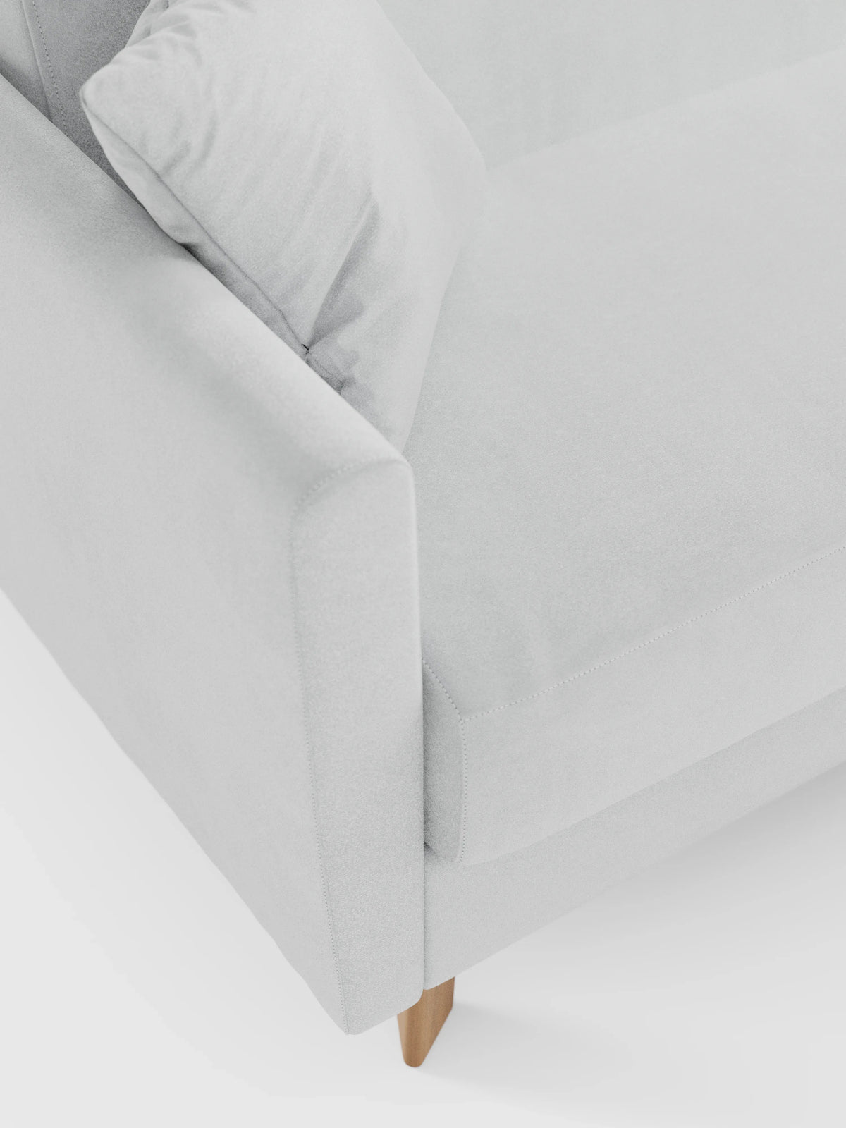 Primo piano del divano letto Francy con poggiatesta regolabili di divitt.sbs, qui presentato in elegante tessuto T30 grigio chiaro resistente alle macchie. Questo divano a 2 posti è caratterizzato da un morbido cuscino di seduta, un cuscino coordinato e gambe affusolate in legno. L’immagine mette in risalto il rivestimento sfoderabile al 100%, le linee pulite e il design moderno e minimalista: perfetto come divano a 2 posti pratico ed elegante.
