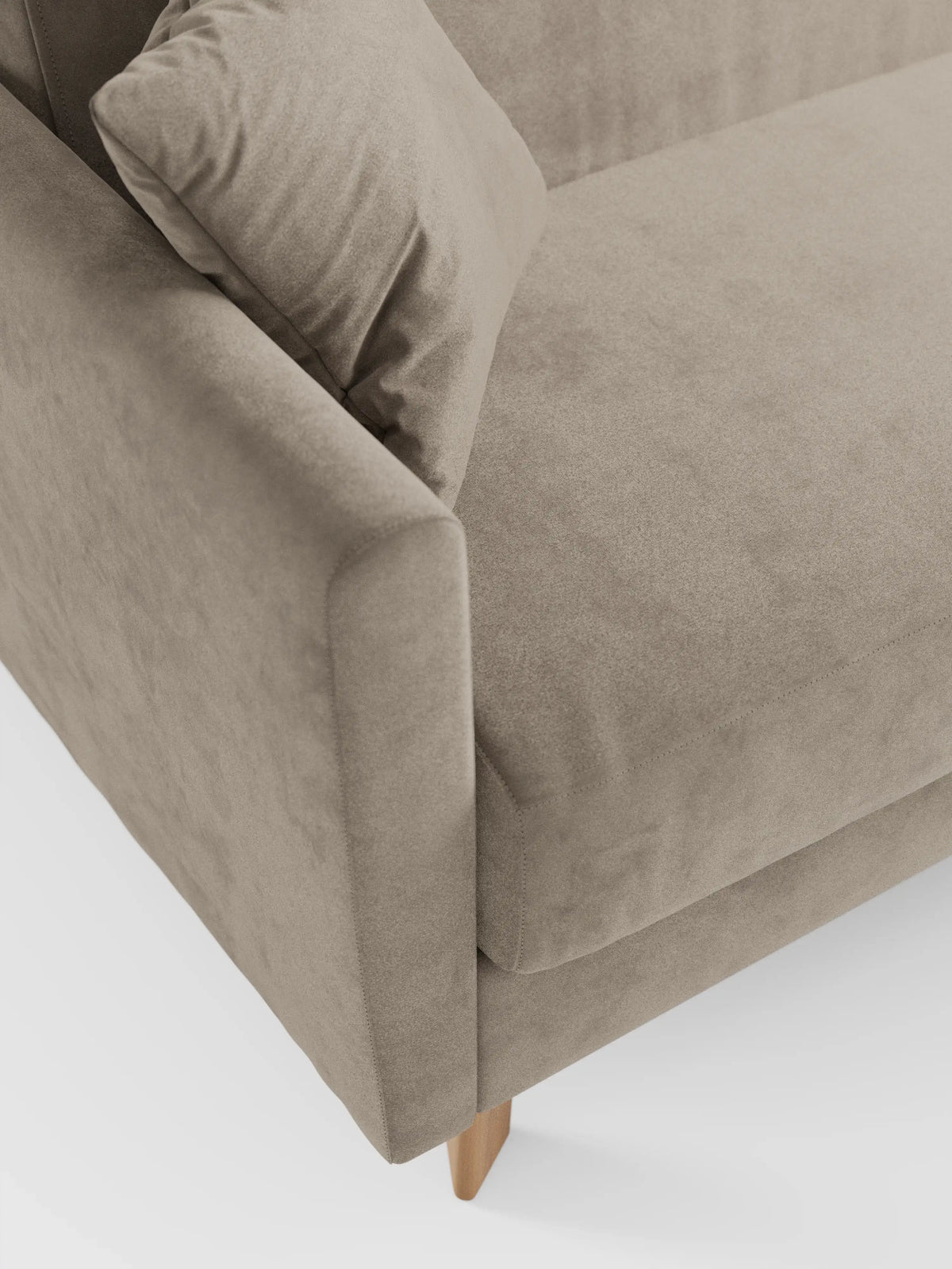 Primo piano di un divano letto Francy color marrone chiaro con poggiatesta regolabili di divitt.sbs, interamente rivestito in elegante tessuto T30 resistente alle macchie. L'immagine mette in risalto i cuscini dei braccioli, della seduta e dello schienale, nonché la gamba in legno, esaltandone le linee pulite e moderne e la morbida consistenza su uno sfondo bianco a tinta unita. Questo divano a tre posti è dotato di rivestimento sfoderabile al 100% per una facile manutenzione.