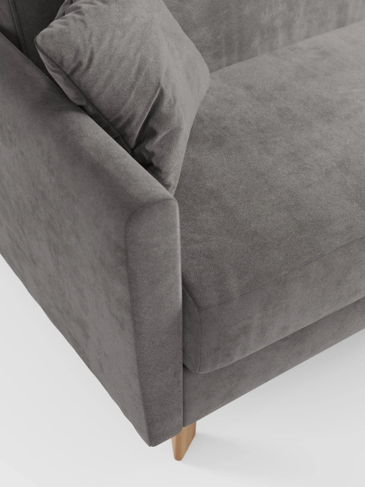 Primo piano del divano letto Francy di divitt.sbs, caratterizzato dall'elegante tessuto grigio T30 resistente alle macchie e da un cuscino abbinato. L'immagine mette in risalto le linee pulite e squadrate di questo divano con rivestimento sfoderabile al 100%, esaltandone lo stile moderno con bracciolo, seduta e una gamba in legno ben visibili su uno sfondo bianco, caratteristica tipica dei modelli contemporanei di divani a 2 e 3 posti.