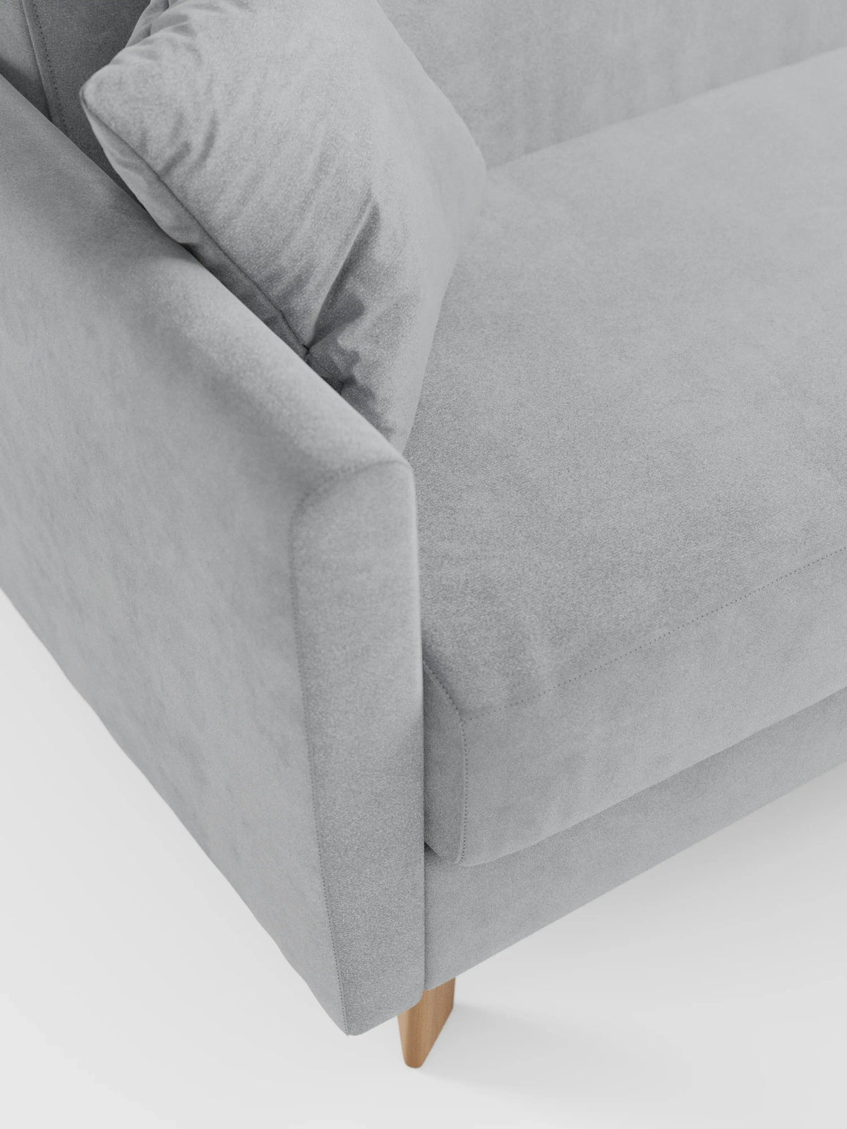 Primo piano del divano letto Francy con poggiatesta regolabili di divitt.sbs — rivestimento sfoderabile al 100% e realizzato in elegante tessuto T30 resistente alle macchie — qui presentato in una moderna finitura grigio chiaro. Disponibile nella versione a due o tre posti, l’immagine mette in risalto il profilo netto dei braccioli, i cuscini coordinati e le gambe in legno. Sullo sfondo bianco, la morbida trama del divano e il suo design minimalista risaltano chiaramente.