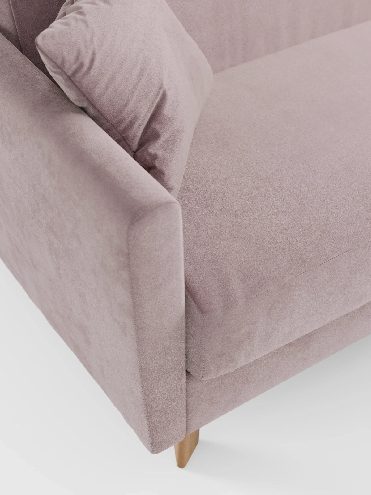 Primo piano del divano letto contemporaneo Francy con poggiatesta regolabili di divitt.sbs, caratterizzato da un elegante rivestimento in tessuto T30 color malva chiaro smacchiabile, braccioli angolari dalle linee decise, cuscini dello schienale e una gamba in legno chiaro a vista su sfondo bianco. Il divano è dotato di rivestimento sfoderabile al 100% per una facile pulizia.