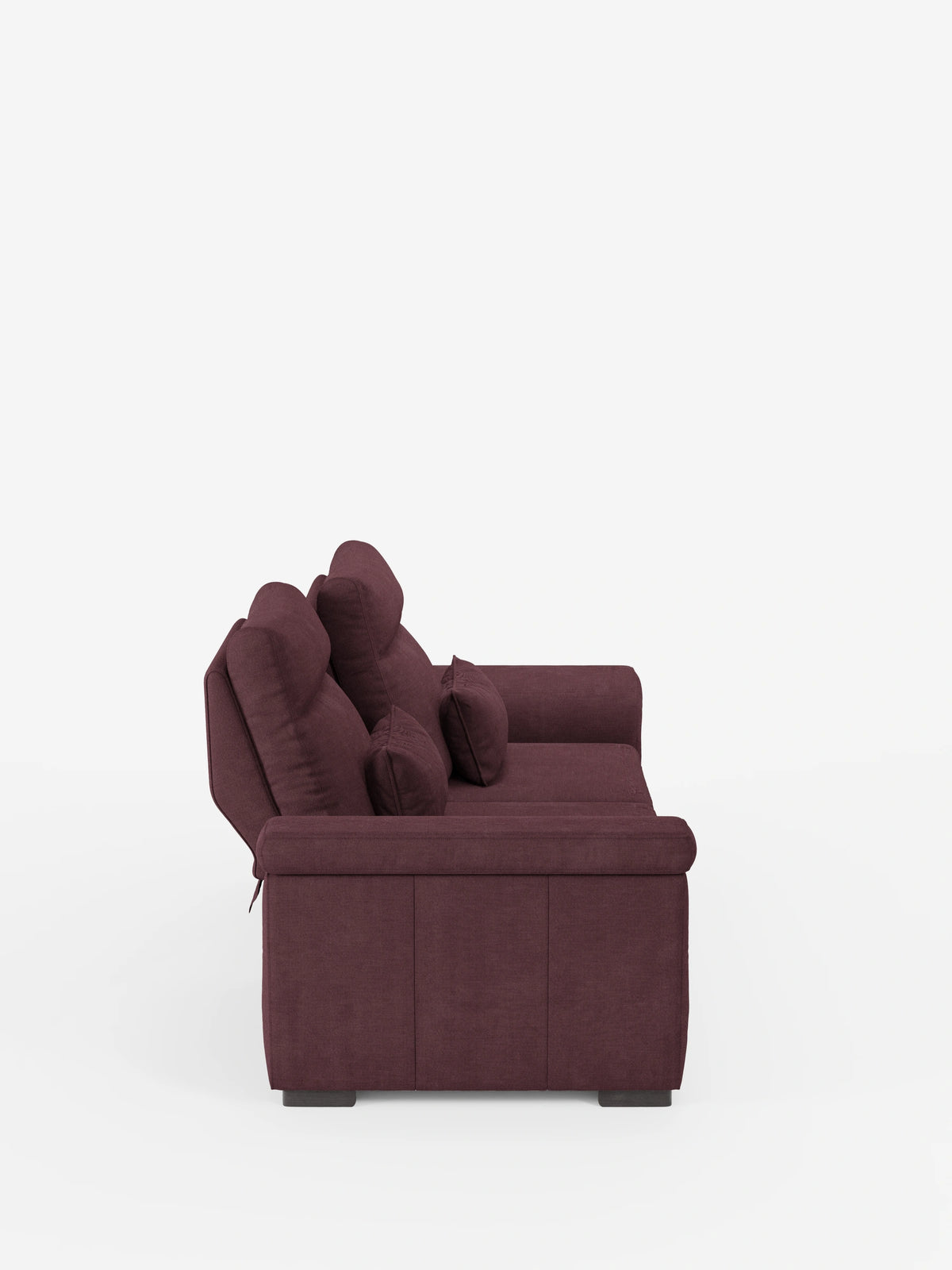 Una vista laterale del divano Ischia a tre posti con pouf estraibile e schienali regolabili in tessuto misto lino lavabile: un divano a tre posti color bordeaux con braccioli bassi, due cuscini e schienali regolabili su uno sfondo bianco.