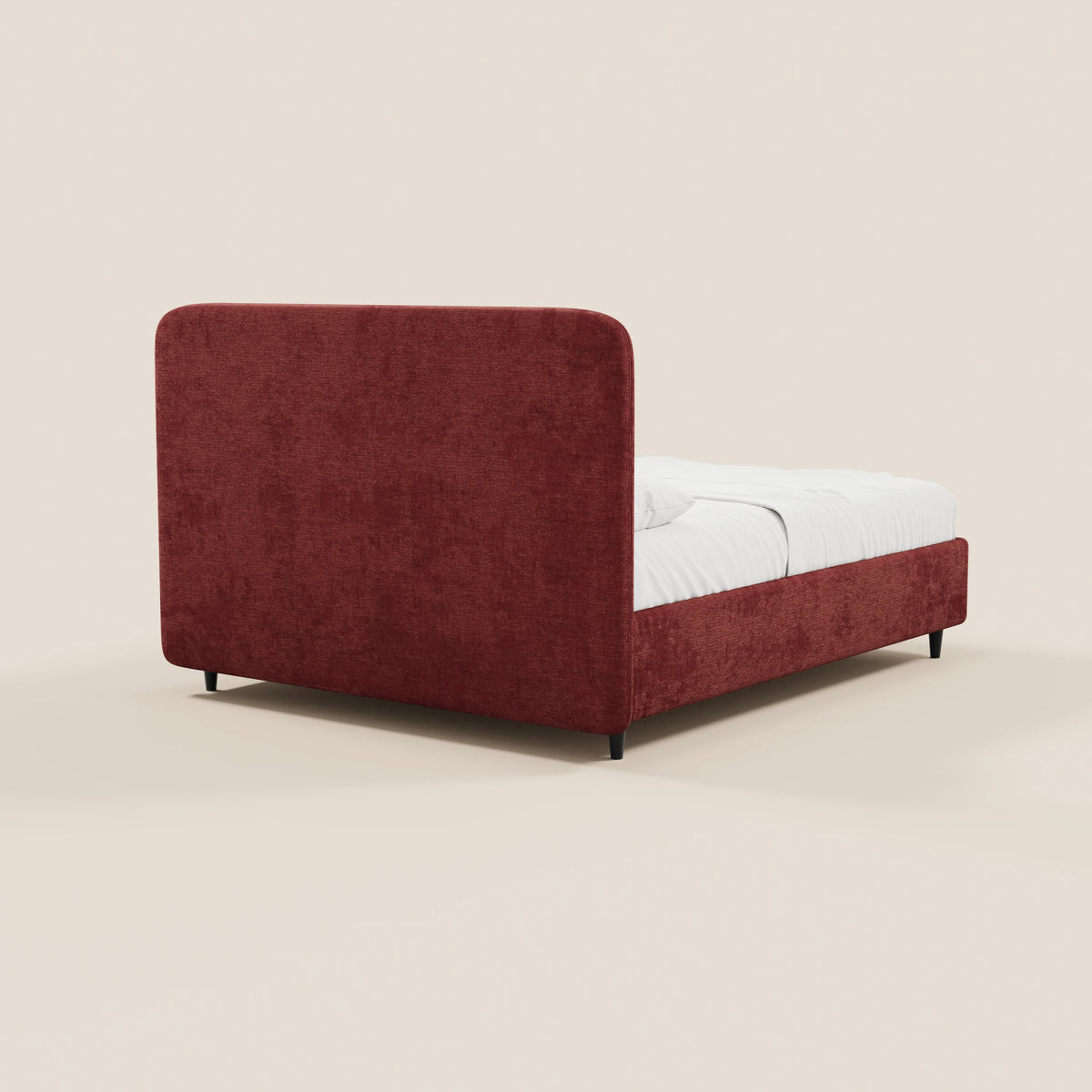 Il letto imbottito KAELOS minimal di Letti.store presenta una struttura contenitiva in ciniglia rosso intenso, gambe alte nere e una testiera arrotondata imbottita. La biancheria da letto di un bianco brillante crea un splendido contrasto con lo sfondo beige chiaro, conferendo al letto un aspetto pulito e minimalista.