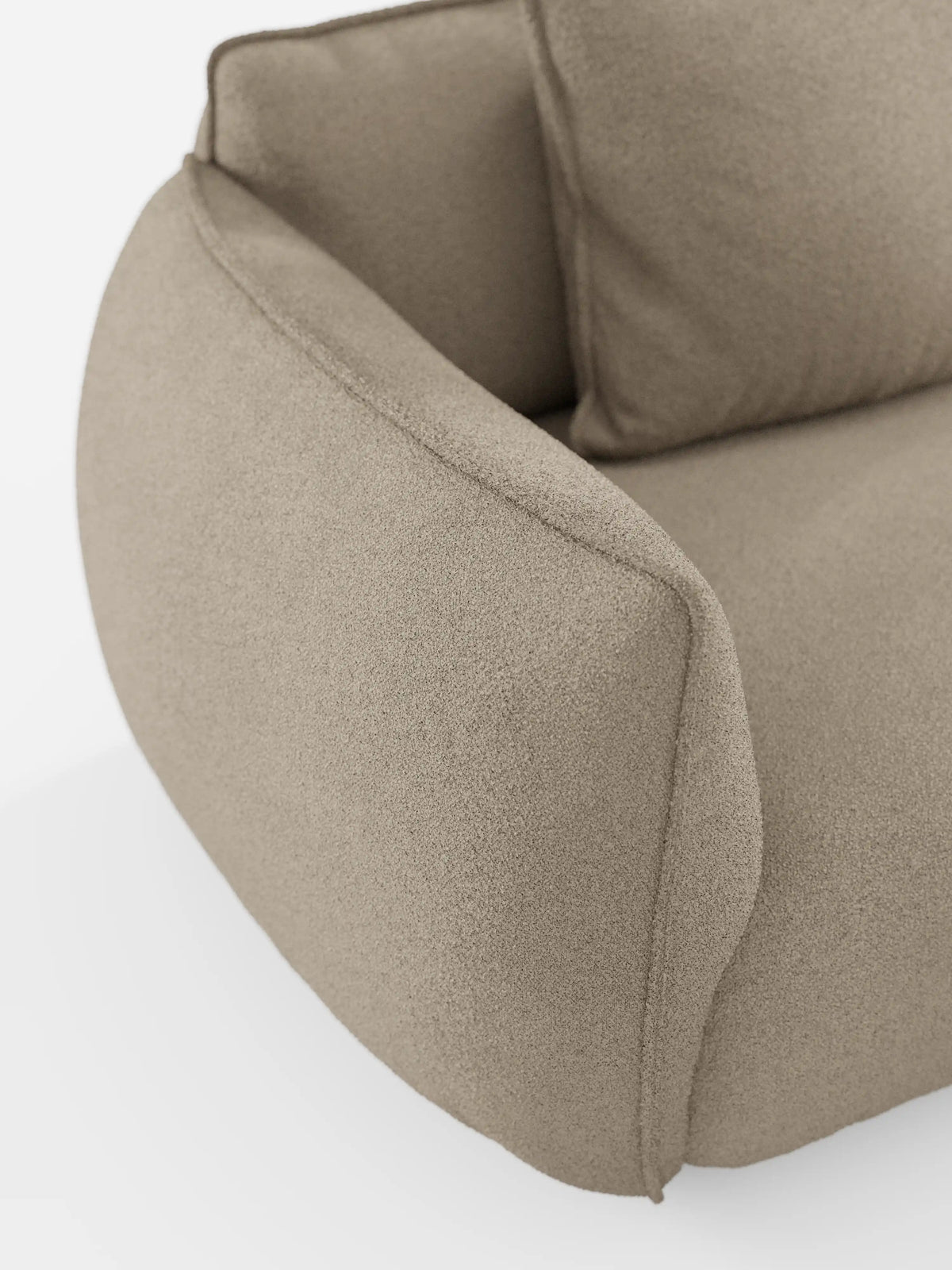 Primo piano del bracciolo e dello schienale del divano modulare a 3 posti “Nimbus” di divitt.sbs, rivestito in morbido tessuto T33 effetto cotone, resistente alle macchie. Il design moderno è caratterizzato da curve morbide e da una texture soffice. Sullo sfondo bianco, risaltano la tonalità neutra e la silhouette arrotondata del divano.