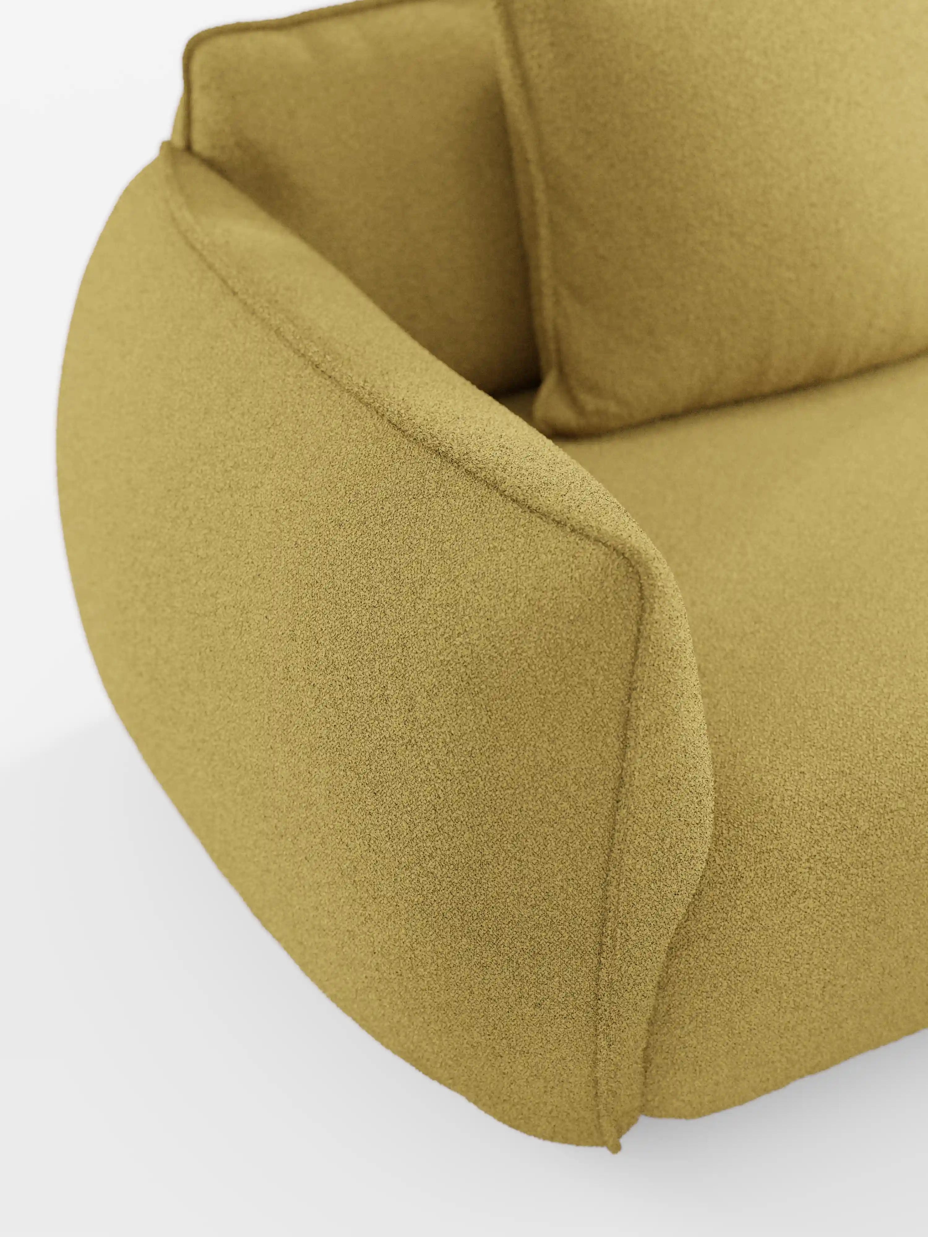 Primo piano del divano modulare e componibile a 3 posti Nimbus da 250 cm di divitt.sbs, che mette in risalto il suo rivestimento in tessuto smacchiabile effetto cotone T33, di colore giallo senape e dalla trama caratteristica. Il design presenta un bracciolo arrotondato e un cuscino coordinato, caratterizzati da linee morbide e curve e da uno stile minimalista. Su uno sfondo bianco a tinta unita, l’immagine mette in risalto la caratteristica trama del tessuto e il colore vivace del divano.