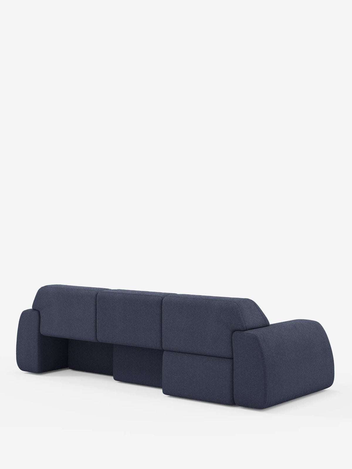 Il divano Orbit, un modello moderno in blu navy scuro con 3 sedute scorrevoli e allungabili, rivestito in tessuto effetto cotone smacchiabile T33 di divitt.sbs, è raffigurato di retro su uno sfondo bianco. Il divano presenta ampi braccioli arrotondati e schienali squadrati e segmentati, che conferiscono al mobile un aspetto geometrico e contemporaneo. Progettato all’insegna della praticità, è completamente sfoderabile per facilitare la pulizia e la manutenzione.