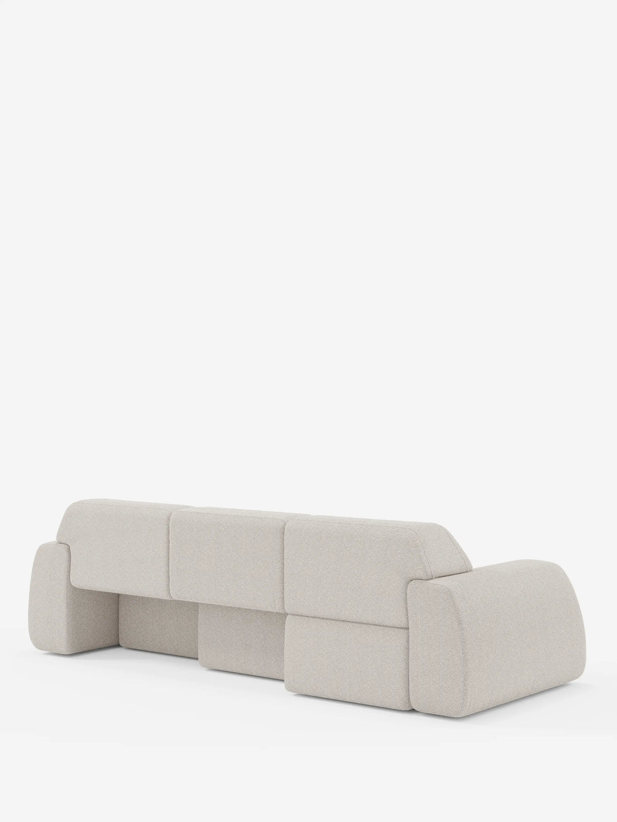 Un moderno divano Orbit con 3 sedute scorrevoli e allungabili di divitt.sbs, rivestito in tessuto T33 effetto cotone beige chiaro e resistente alle macchie. Caratterizzato da braccioli bassi e larghi e da un design squadrato e geometrico, visibile dal retro su uno sfondo bianco a tinta unita, il suo rivestimento dalla texture morbida è completamente sfoderabile e incarna uno stile minimalista.