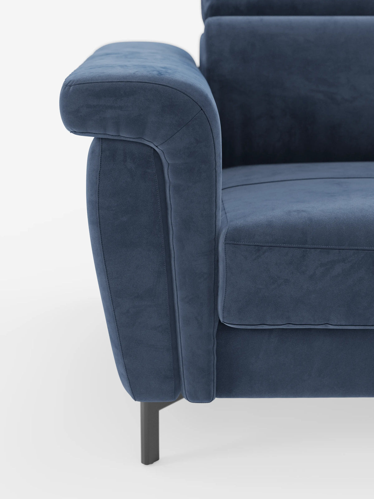Primo piano del divano letto di design Capri di divitt.sbs, che mette in risalto il bracciolo arrotondato e il cuscino di seduta realizzati in morbido e raffinato tessuto effetto velluto smacchiabile T30. L'immagine mette in risalto il morbido rivestimento, l'alta e slanciata gamba in metallo nero e la raffinata maestria artigianale italiana, con una parte del divano letto visibile su uno sfondo bianco a tinta unita.