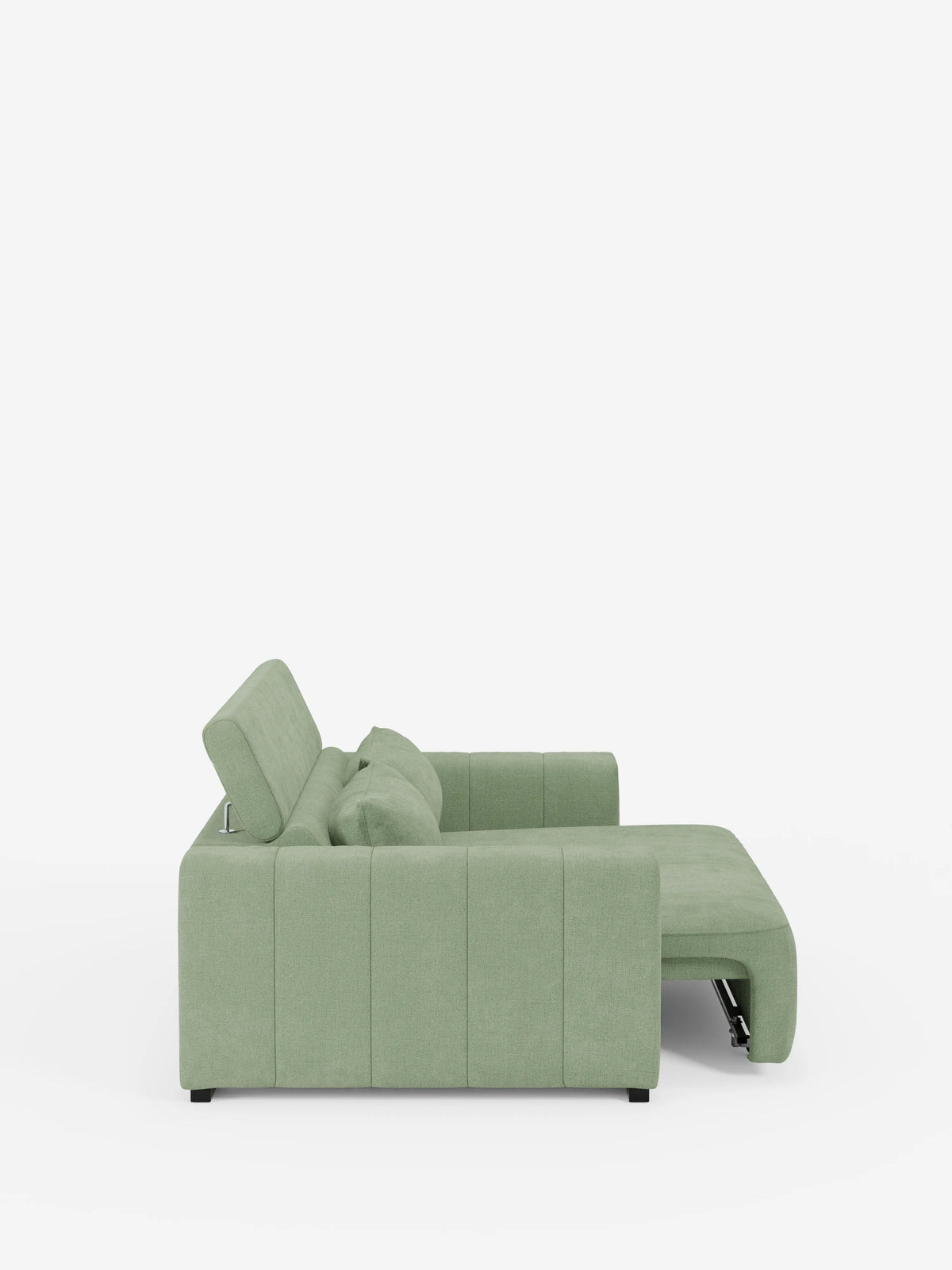 Un divano a tre posti Doric color verde salvia di divitt.sbs è raffigurato in una vista laterale su uno sfondo bianco a tinta unita, con lo schienale parzialmente reclinato e il poggiapiedi esteso grazie alla funzione “relax elettrico”. Questo divano contemporaneo presenta linee pulite, morbidi cuscini rivestiti in tessuto T23 facile da pulire, un poggiatesta reclinabile e piedini neri bassi, per un equilibrio ideale tra comfort e stile moderno.