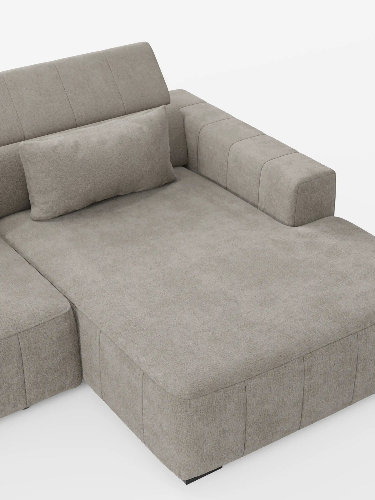 Un divano angolare con penisola “Doric” di divitt.sbs, in grigio chiaro contemporaneo, caratterizzato da ampie sedute con funzione relax elettrica estensibile, braccioli squadrati, poggiatesta regolabili e un cuscino rettangolare coordinato incluso. Rivestito in tessuto T23 facile da pulire e dall’aspetto morbido e strutturato, il divano è raffigurato in una configurazione ad angolo su uno sfondo bianco a tinta unita.
