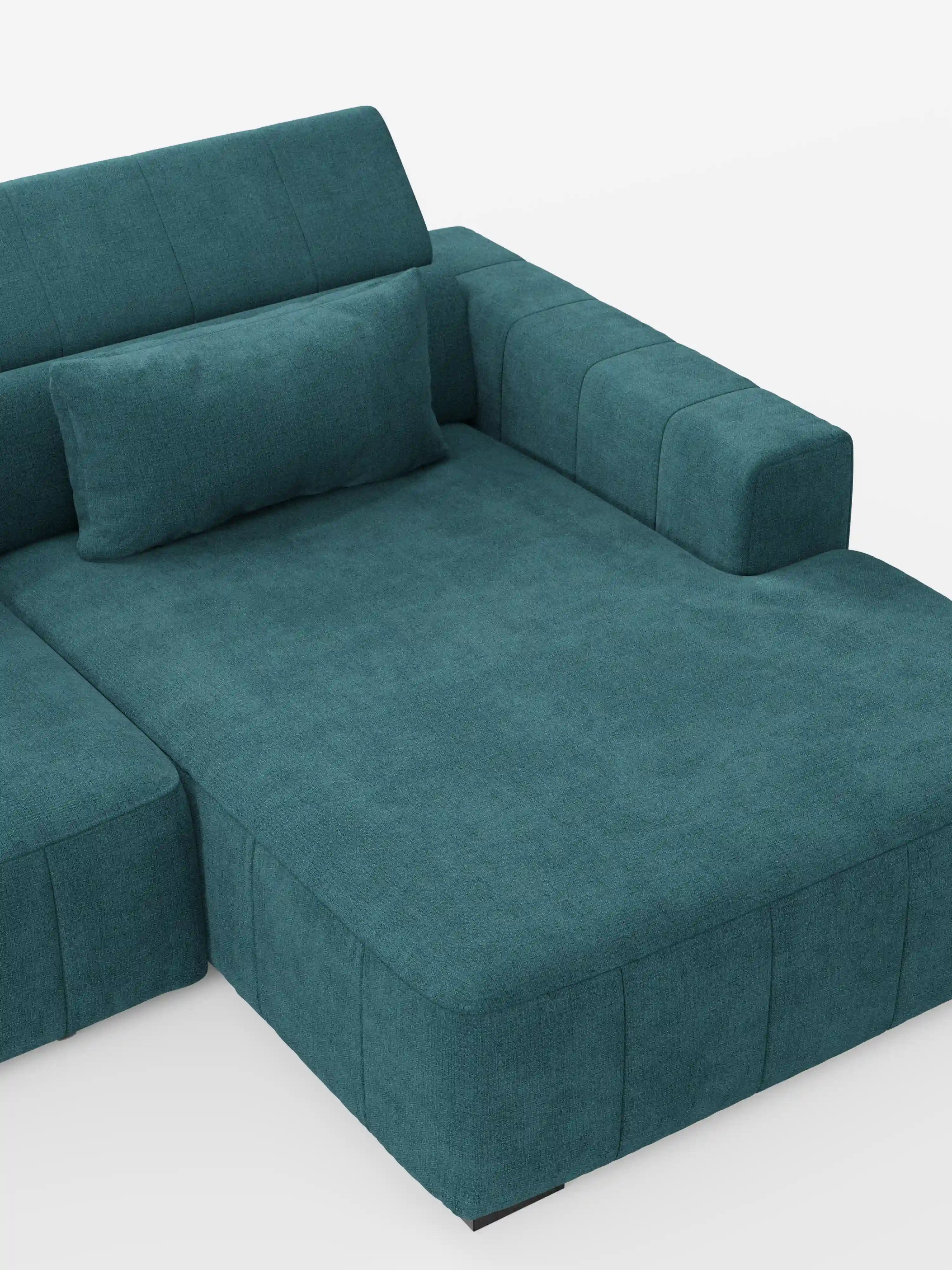 Nella foto è raffigurato il divano angolare Doric con penisola e sedute allungabili con relax elettrico, rivestito in tessuto color verde acqua, di divitt.sbs. La seduta è estesa per creare una superficie ampia e piana che ricorda un letto, completata da un cuscino rettangolare coordinato appoggiato al poggiatesta regolabile. Il tessuto smacchiabile T23 presenta un aspetto morbido e strutturato, e il divano è posizionato su uno sfondo bianco a tinta unita.