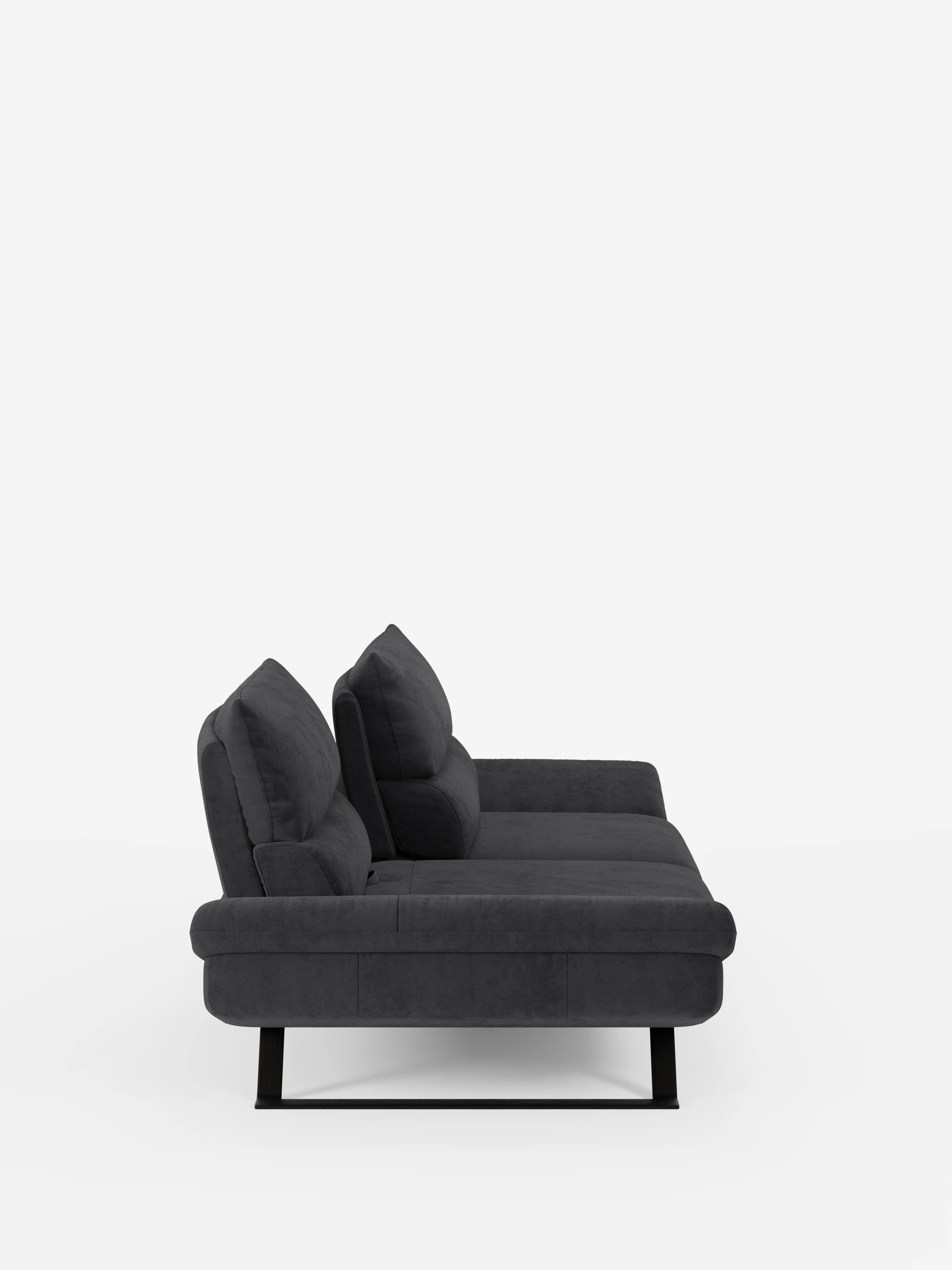 Un divano Eclipse dal design moderno, elegante e contemporaneo, in grigio scuro, proposto da divitt.sbs, caratterizzato da cuscini spessi, braccioli squadrati e gambe alte nere, realizzato in elegante microfibra T11 resistente alle macchie. Raffigurato di profilo su uno sfondo bianco a tinta unita, l’immagine mette in risalto il comfort avvolgente del divano, gli schienali regolabili (schienali traslanti) e la silhouette minimalista, per un look davvero moderno.