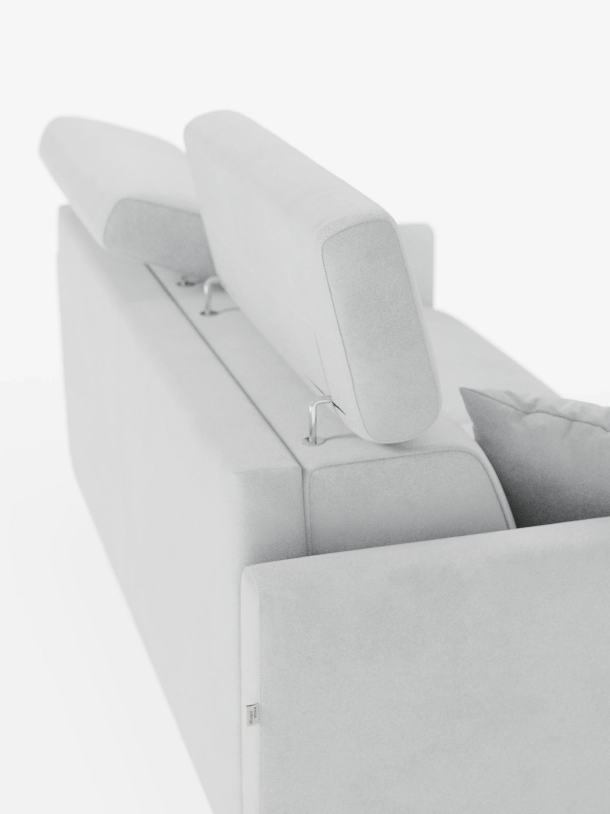 Il divano letto a due posti Francy di divitt.sbs, in una versione contemporanea color grigio chiaro, è raffigurato di retro, con due poggiatesta rettangolari regolabili dotati di supporti in metallo e un unico cuscino visibile sulla destra. Lo sfondo bianco a tinta unita mette in risalto le sue linee pulite e il rivestimento in tessuto T30, morbido ed elegante, resistente alle macchie e rimovibile al 100%.