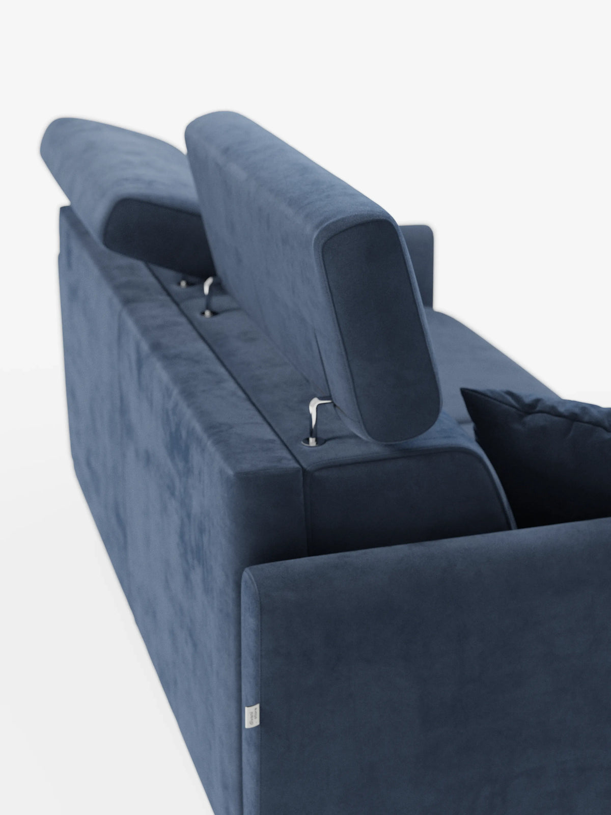 Il divano letto Francy con poggiatesta regolabili di divitt.sbs, ripreso di retro da un’angolazione obliqua, è un moderno divano in velluto blu scuro dotato di poggiatesta regolabili che offrono due posizioni verticali. Caratterizzato da una silhouette squadrata, una piccola etichetta in tessuto e un cuscino coordinato sulla seduta, questo divano a tre posti è completamente sfoderabile e rivestito in elegante tessuto T30 antimacchia, il tutto su uno sfondo bianco a tinta unita.