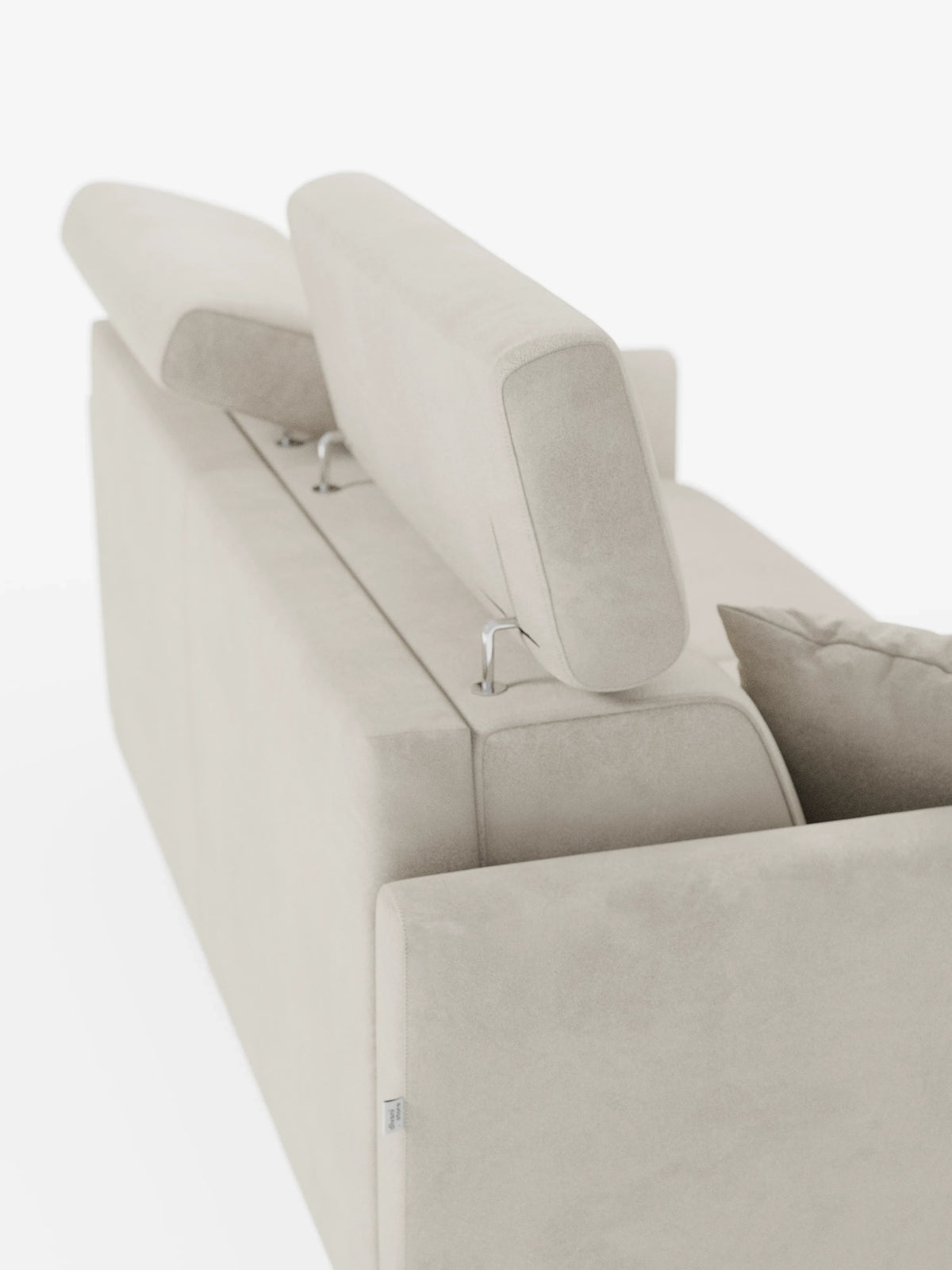 Il divano letto Francy con poggiatesta regolabili di divitt.sbs, sfoderabile al 100% e rivestito in elegante tessuto T30 resistente alle macchie, è raffigurato nella vista posteriore. Questo divano a tre posti color beige è dotato di due poggiatesta regolabili e di morbidi cuscini, e presenta un design moderno e minimalista con un rivestimento in tessuto morbido e linee pulite su uno sfondo bianco a tinta unita.