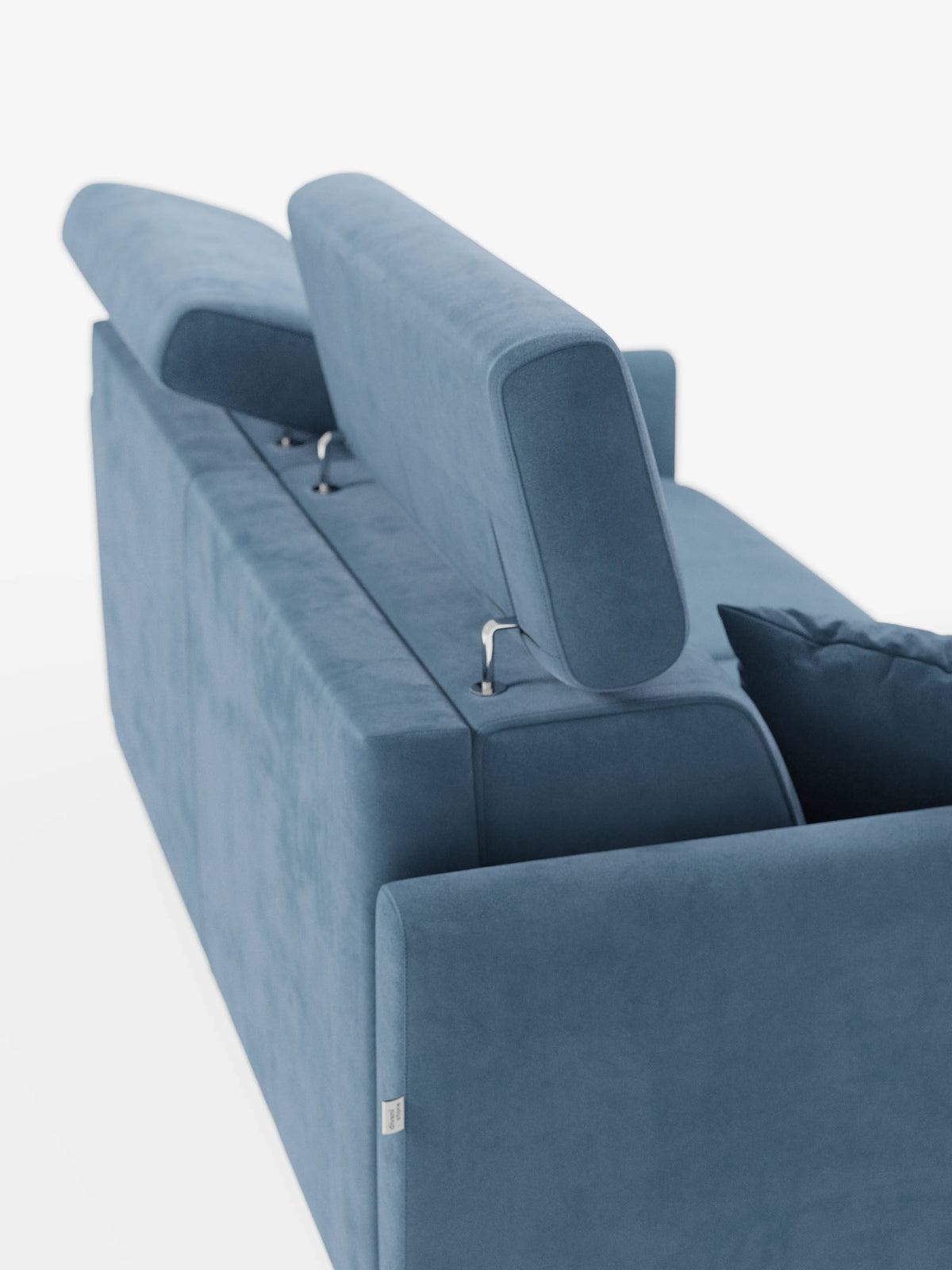 Divano letto Francy con poggiatesta regolabili di divitt.sbs, realizzato in elegante tessuto smacchiabile T30, sfoderabile al 100%, con due poggiatesta, di cui uno sollevato e uno abbassato. Il divano a 2 posti presenta linee pulite e uno stile moderno, mostrato in una prospettiva posteriore su sfondo bianco. Sulla seduta è posizionato un cuscino coordinato.