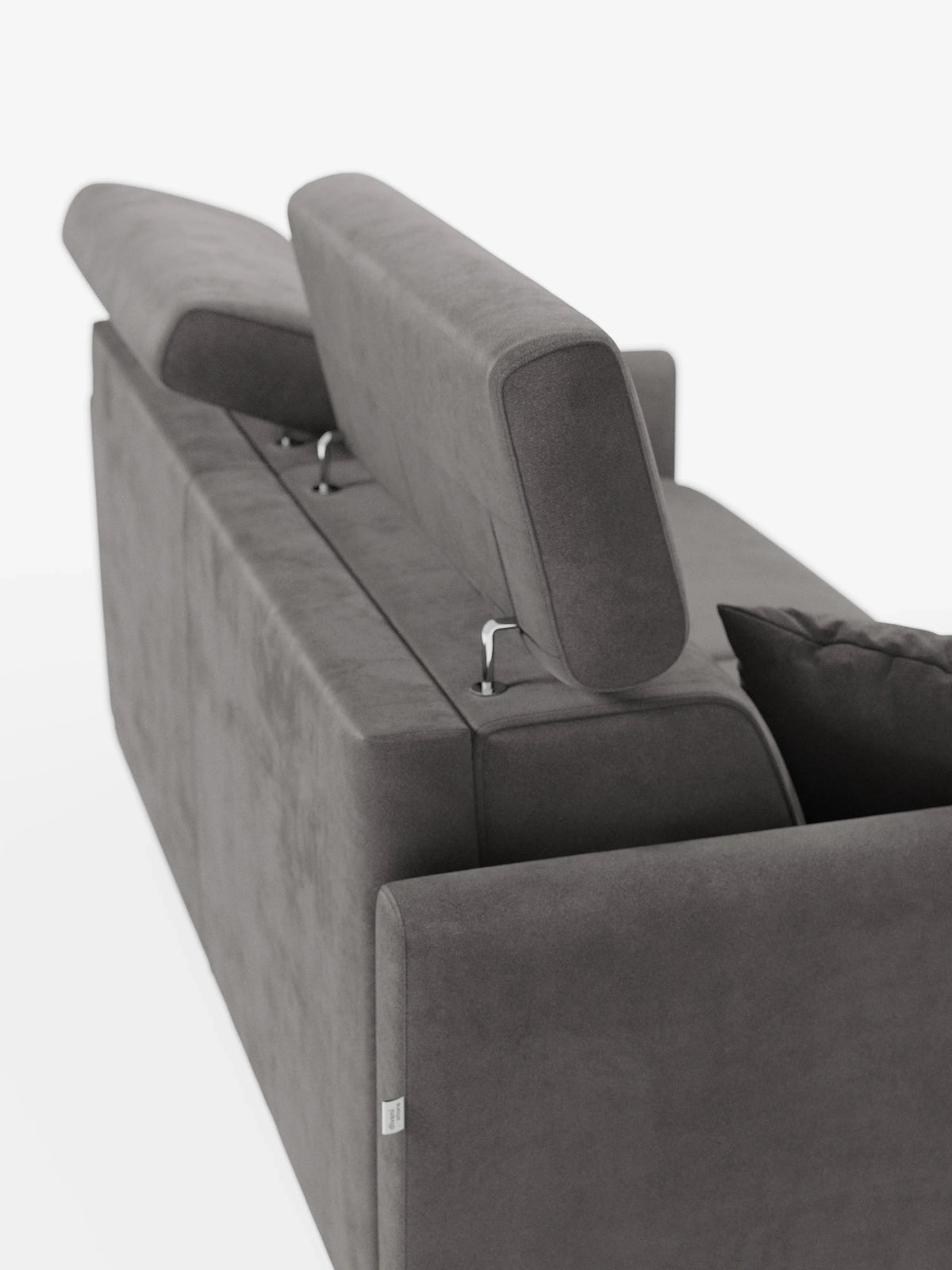 Un divano letto Francy dal design elegante e contemporaneo di divitt.sbs — a 3 posti e con rivestimento sfoderabile al 100% — caratterizzato da poggiatesta regolabili inclinati verso l’alto. Rivestito con l'elegante tessuto T30 resistente alle macchie, questo moderno divano grigio presenta braccioli e cuscini a vista, il tutto su uno sfondo bianco a tinta unita che ne esalta il design raffinato.