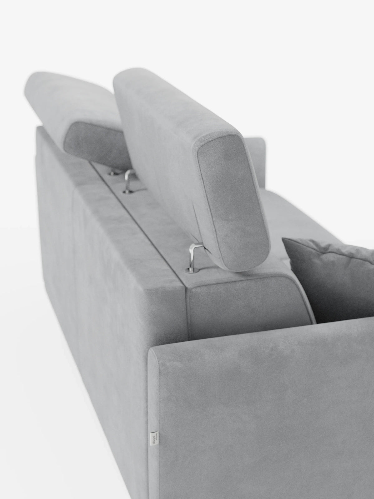 Un divano letto Francy in grigio contemporaneo con poggiatesta regolabili di divitt.sbs, ripreso dall’angolo posteriore sinistro, mette in risalto due poggiatesta regolabili: uno sollevato e uno reclinato. Rivestito con un elegante tessuto T30 antimacchia, sfoderabile al 100%, il divano si distingue per la sua texture liscia che risalta sullo sfondo bianco, accentuandone la silhouette minimalista e le linee pulite.