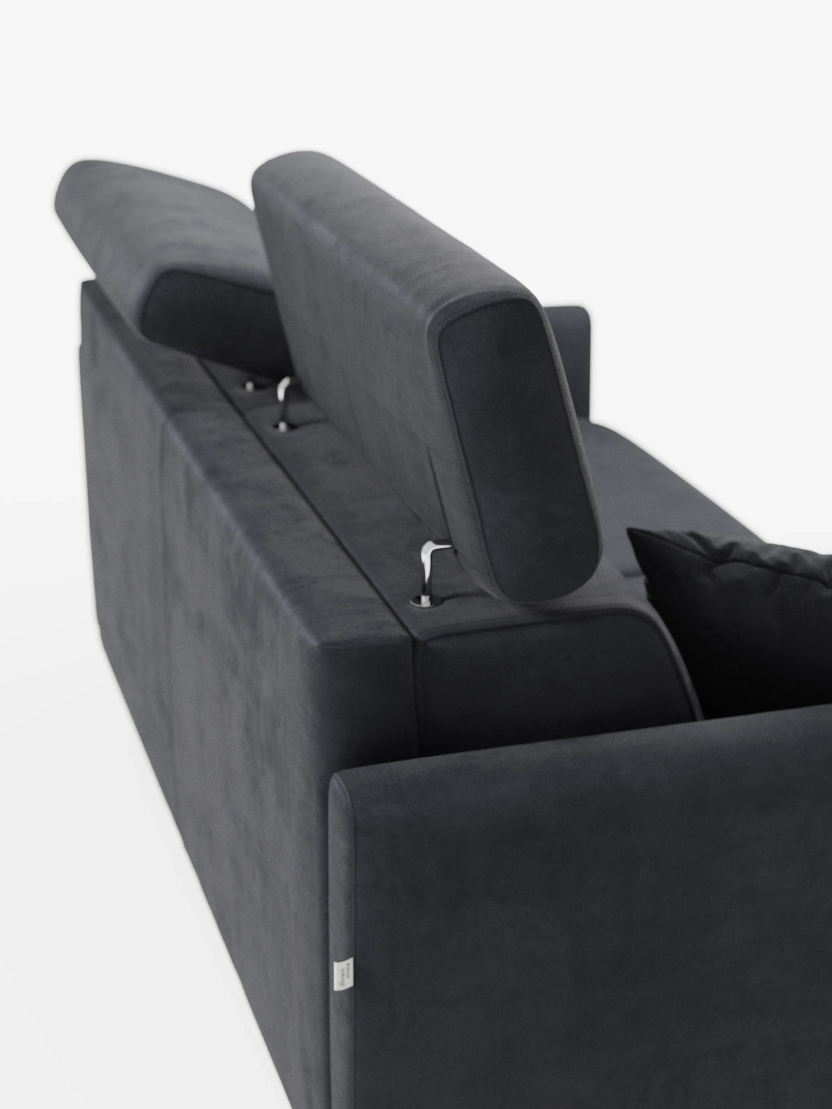 Un moderno divano letto Francy nero con poggiatesta regolabili di divitt.sbs, rivestito in elegante tessuto T30 resistente alle macchie e con fodere completamente sfoderabili, è ripreso di spalle in controcampagna su uno sfondo bianco. I poggiatesta regolabili sono sollevati e sul lato destro è visibile un cuscino nero abbinato.