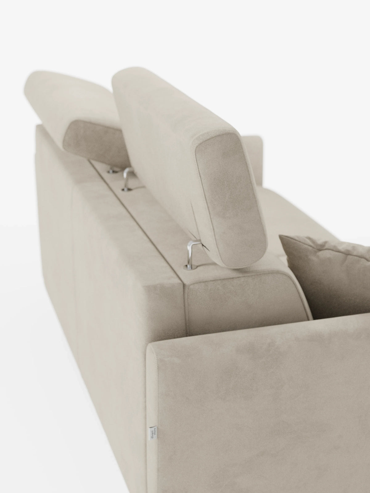 Il divano letto Francy con poggiatesta regolabili di divitt.sbs, rifinito con un elegante tessuto T30 resistente alle macchie e dotato di rivestimento completamente sfoderabile, è raffigurato nella vista posteriore come un divano a due posti color beige. I due poggiatesta regolabili sono parzialmente sollevati, sostenuti da elementi cromati. Il morbido rivestimento e un cuscino coordinato nell’angolo destro ne esaltano l’aspetto accogliente sullo sfondo bianco a tinta unita.