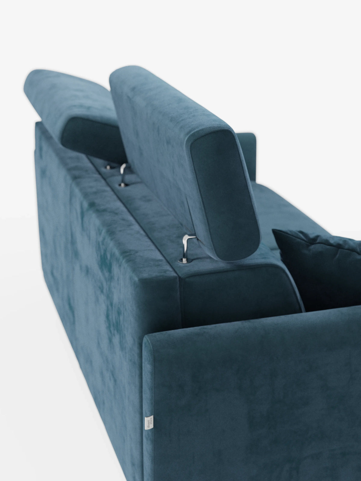 Il divano letto Francy con poggiatesta regolabili di divitt.sbs è rivestito in morbido tessuto blu T30 resistente alle macchie, completamente sfoderabile per una facile manutenzione. Nell’immagine, vista dal retro su sfondo bianco, i poggiatesta regolabili appaiono in diverse posizioni verticali, con un bracciolo e un cuscino parzialmente visibili.