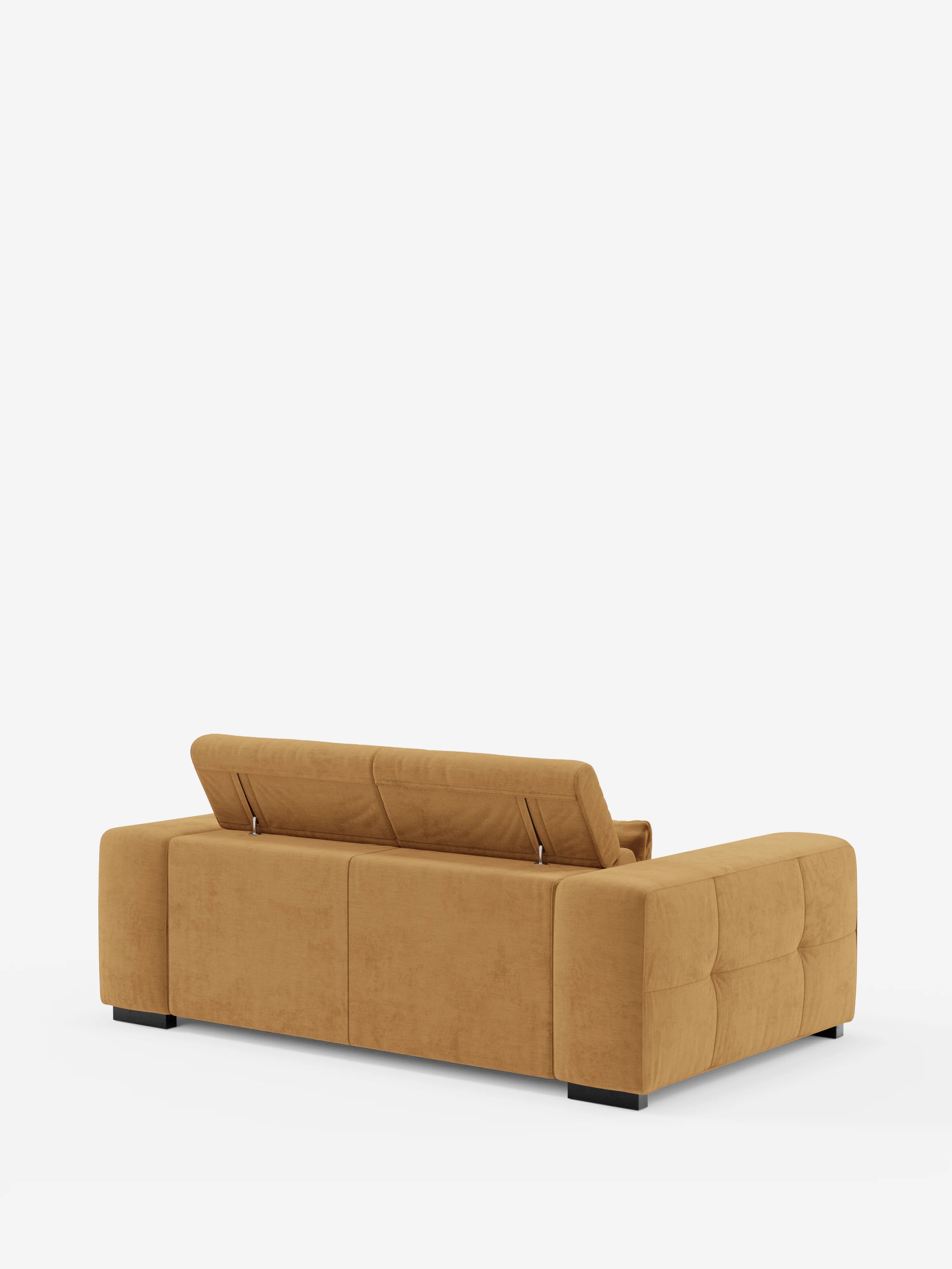 Il divano Monarch, colore giallo senape, con funzione Relax Elettrico per l’allungamento delle sedute e poggiatesta reclinabile, realizzato in morbido tessuto smacchiabile T31 di divitt.sbs, caratterizzato da braccioli massicci e rivestimento trapuntato, è raffigurato di retro. Due dei suoi poggiatesta regolabili sono parzialmente sollevati. Il divano dal design contemporaneo poggia su piccoli piedini neri su uno sfondo bianco a tinta unita.