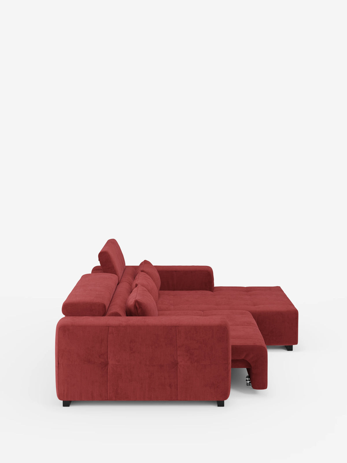 Una vista laterale mostra il divano Monarch Divano angolare con penisola e Relax Elettrico per l'allungamento delle sedute di divitt.sbs, rivestito in morbido tessuto T31 rosso intenso resistente alle macchie. Questo divano moderno è dotato di una chaise longue estraibile, poggiatesta reclinabili regolabili e gambe corte nere, il tutto su uno sfondo bianco a tinta unita.